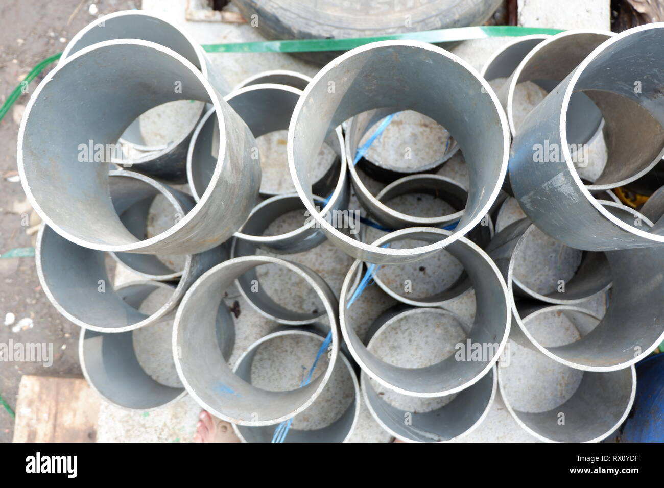 Pile di taniche, pezzi di tubi in materiale plastico, benne e garbage, utilizzati contenitori di industria chimica dei materiali Foto Stock