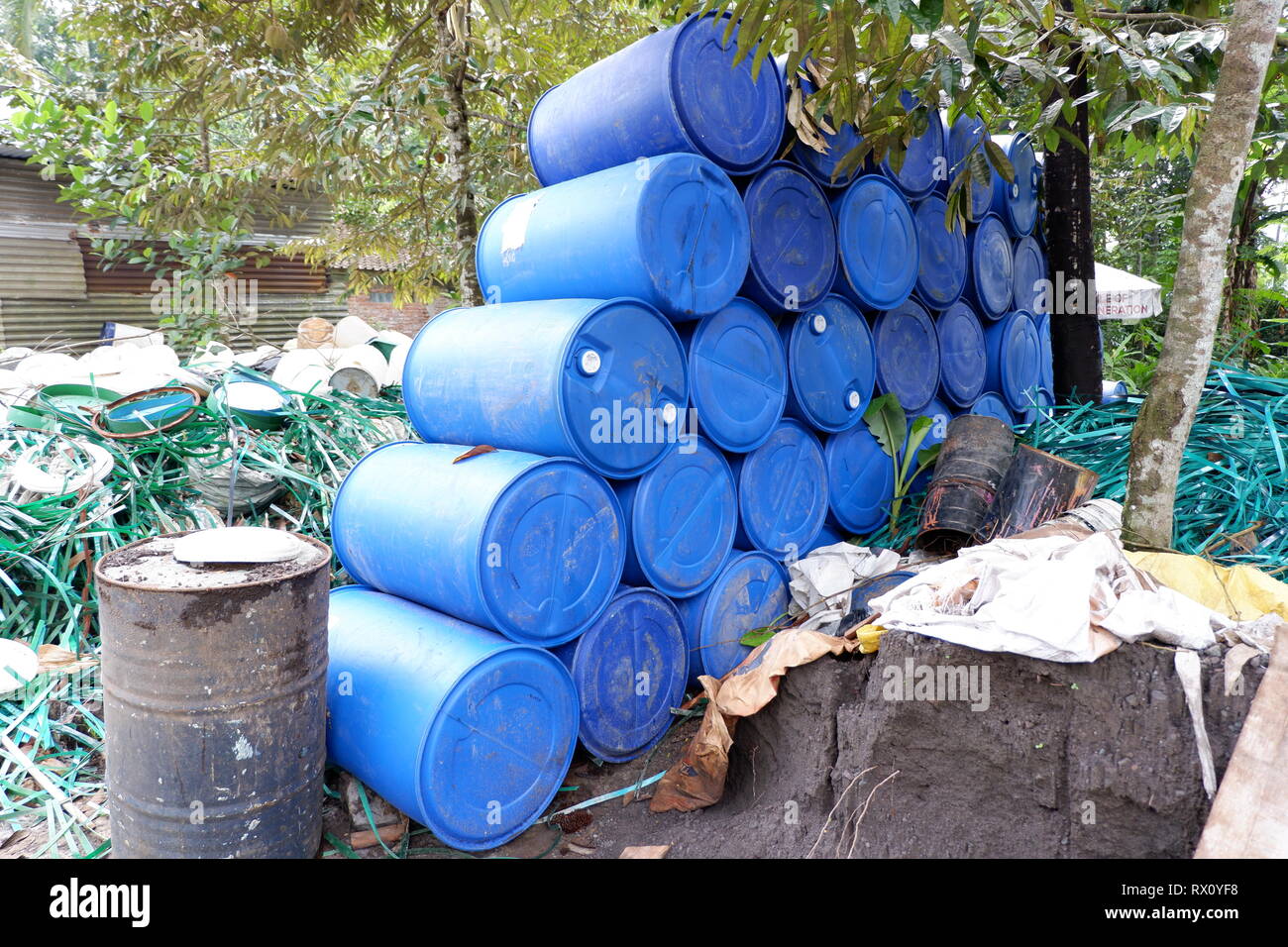 Pile di taniche, pezzi di tubi in materiale plastico, benne e garbage, utilizzati contenitori di industria chimica dei materiali Foto Stock