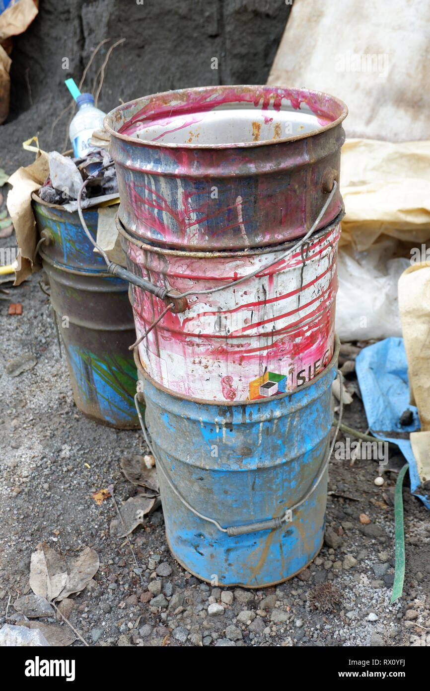 Pile di taniche, pezzi di tubi in materiale plastico, benne e garbage, utilizzati contenitori di industria chimica dei materiali Foto Stock