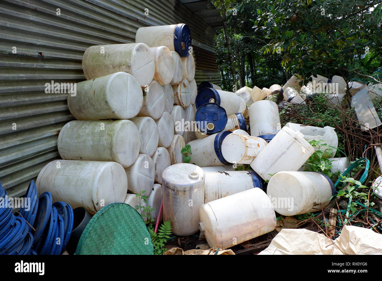 Pile di taniche, pezzi di tubi in materiale plastico, benne e garbage, utilizzati contenitori di industria chimica dei materiali Foto Stock