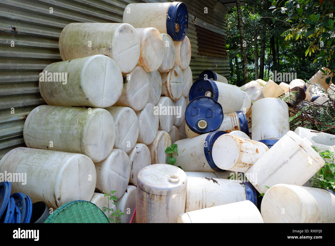 Pile di taniche, pezzi di tubi in materiale plastico, benne e garbage, utilizzati contenitori di industria chimica dei materiali Foto Stock