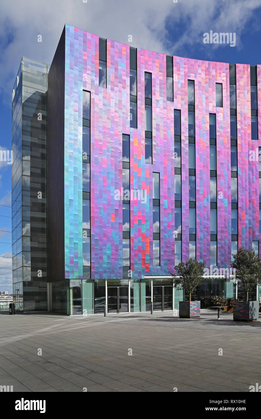 Il nuovo " W " Aloft hotel accanto al centro espositivo Excel nei Docklands di Londra distretto, ad est della città. Mostra multi-colore di rivestimento metallico. Foto Stock