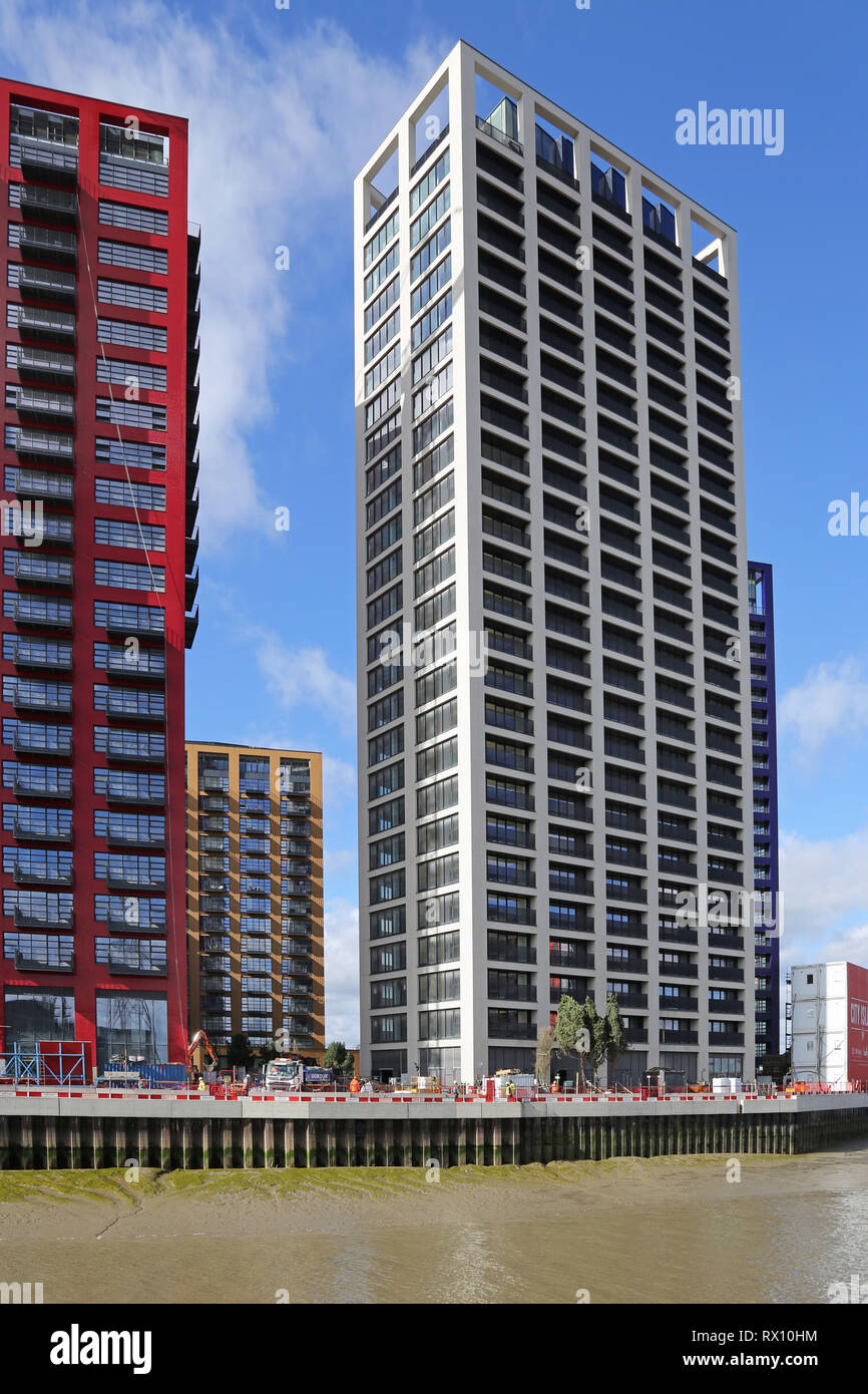 Blocchi di appartamenti in Londra città dell'isola, un nuovo sviluppo in un ansa del fiume Lea, vicino al Fiume Tamigi a est della città. Foto Stock
