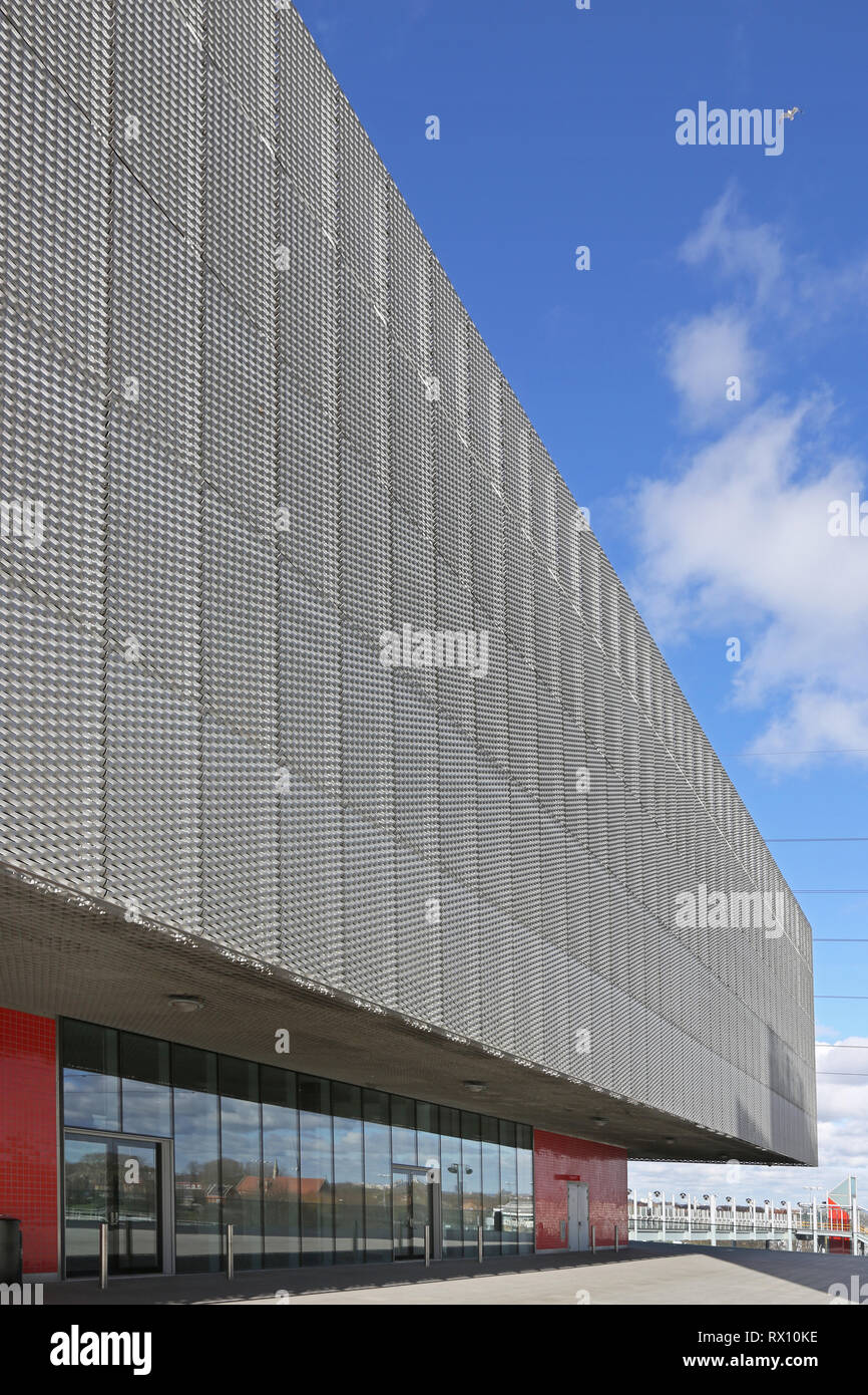 Ampliato la placcatura in metallo sulla nuova estensione orientale al centro esposizioni Excel nella zona est di Londra, Regno Unito Foto Stock