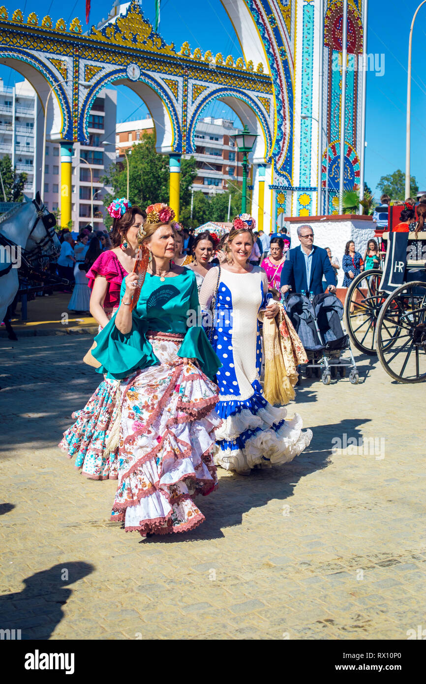 La donna elegante in tradizionale e abiti colorati presso la fiera di aprile, Siviglia fiera (Feria de Sevilla). Foto Stock