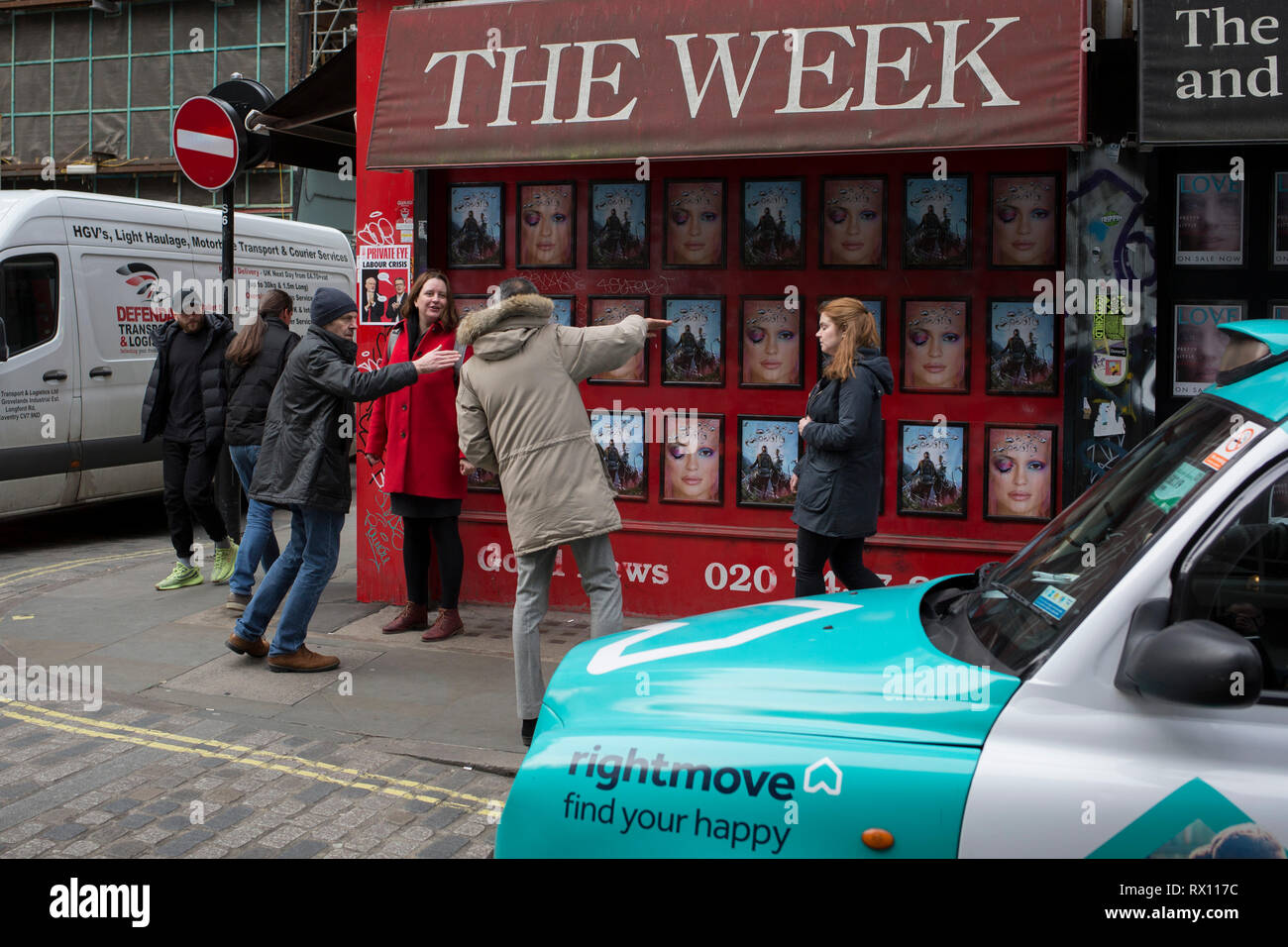 Un passante offre indicazioni per un paio sull'angolo di una strada di Berwick e Broadwick strade del 5 marzo 2019, a Londra, in Inghilterra. Foto Stock