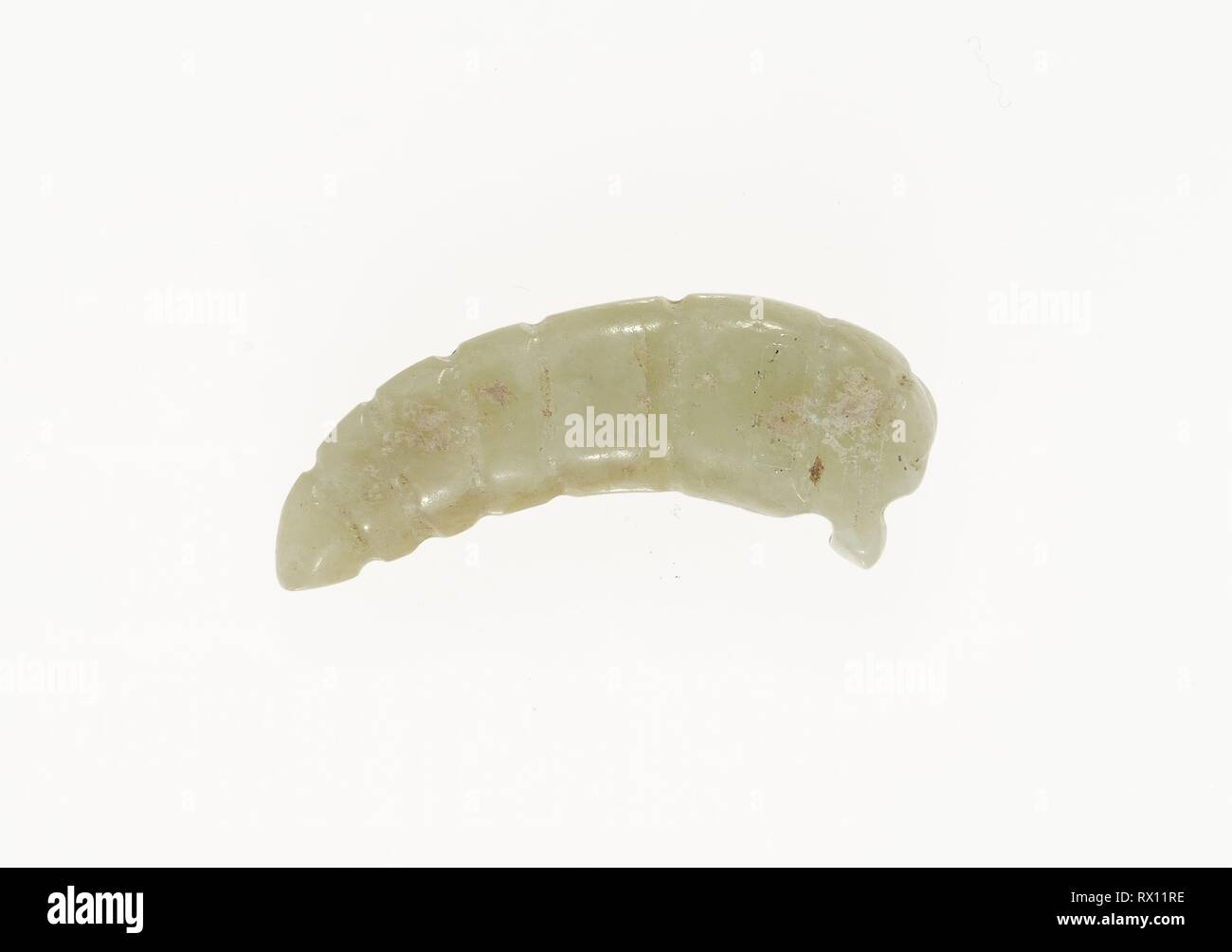 Silkworm Pupa pendente. Cina. Data: 1300 BC-900 BC. Dimensioni: 2,5 × 0,8 × 0,3 cm (1 × 5/16 x 1/8 in.). Jade. Provenienza: Cina. Museo: Chicago Art Institute. Foto Stock