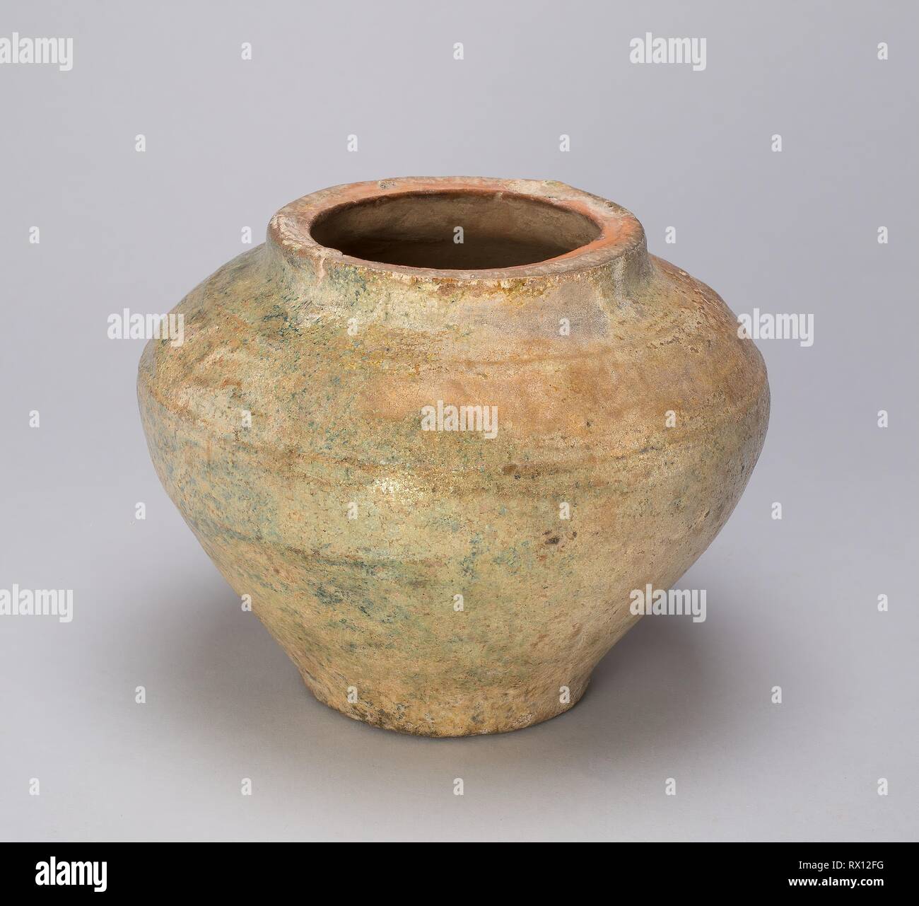 Vaso ovoidale. Cina. Data: 25 Annuncio-220 Annuncio. Dimensioni: H. 12,1 cm (4 3/4 in.); diam. 15,5 cm (6 1/8 in.). Coccio con piombo smalto verde. Provenienza: Cina. Museo: Chicago Art Institute. Foto Stock