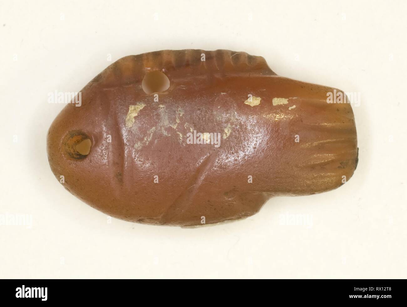 Amuleto di un pesce. Egiziano. Data: 1700 BC. Dimensioni: 1,6 × 1 × 0,6 cm (5/8 × 3/8 × 1/4 in.). Corniola. Provenienza: Egitto. Museo: Chicago Art Institute. Autore: antica egiziana. Foto Stock