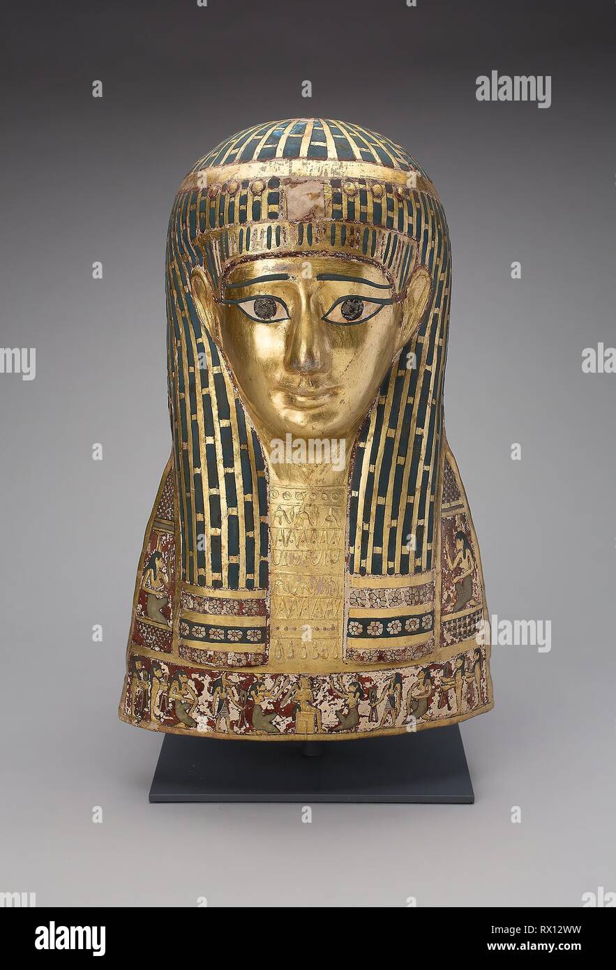 Mummia maschera. Egiziano. Data: 100 BC-1 BC. Dimensioni: 46 × 30,5 × 63,5 cm (18 1/8 × 12 × 25 in.). Cartonnage, foglia oro, pigmento. Provenienza: Egitto. Museo: Chicago Art Institute. Autore: antica egiziana. Foto Stock