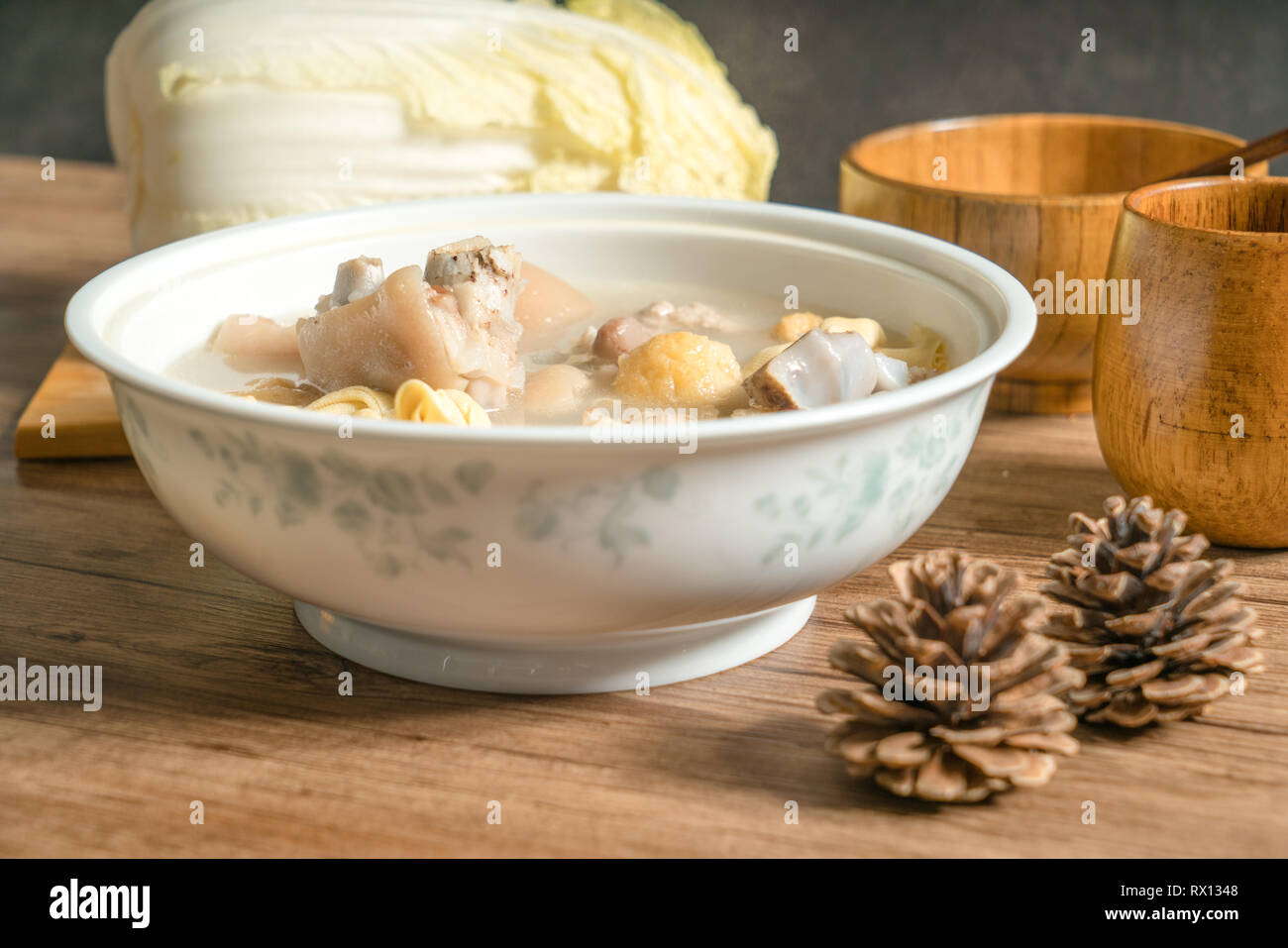 Trotter zuppa con sfondo di legno Foto Stock