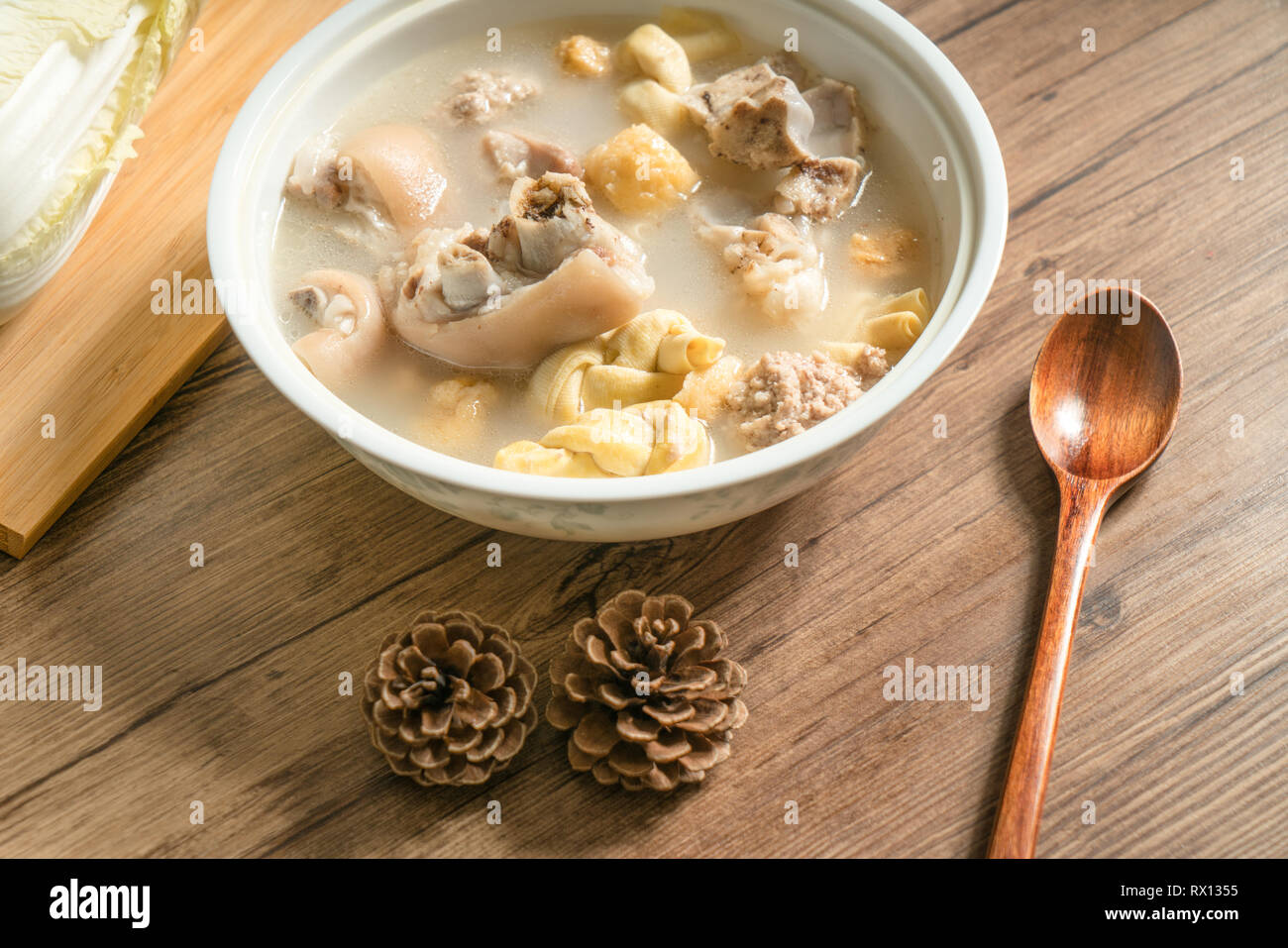 Trotter zuppa con sfondo di legno Foto Stock