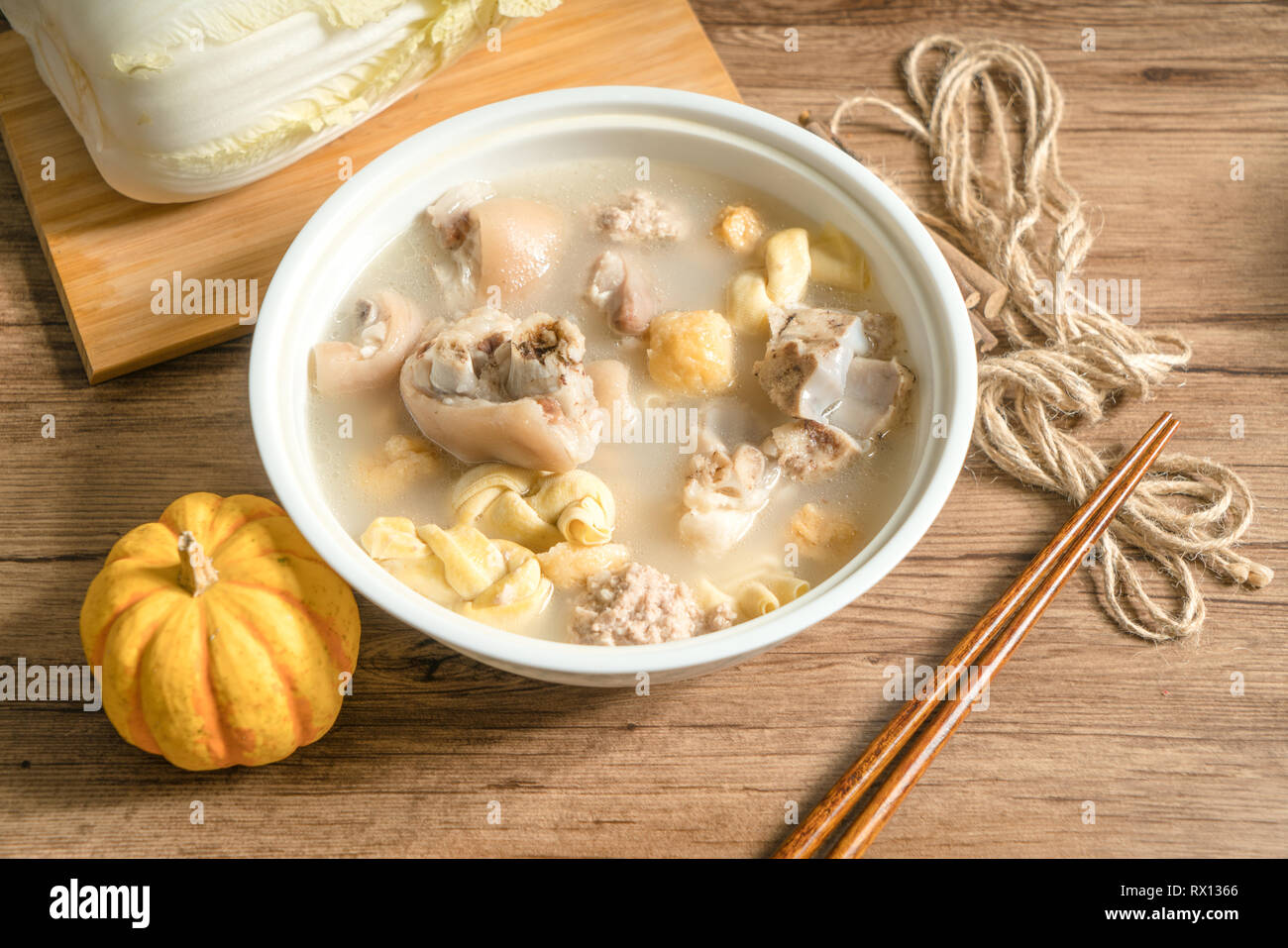 Trotter zuppa con sfondo di legno Foto Stock