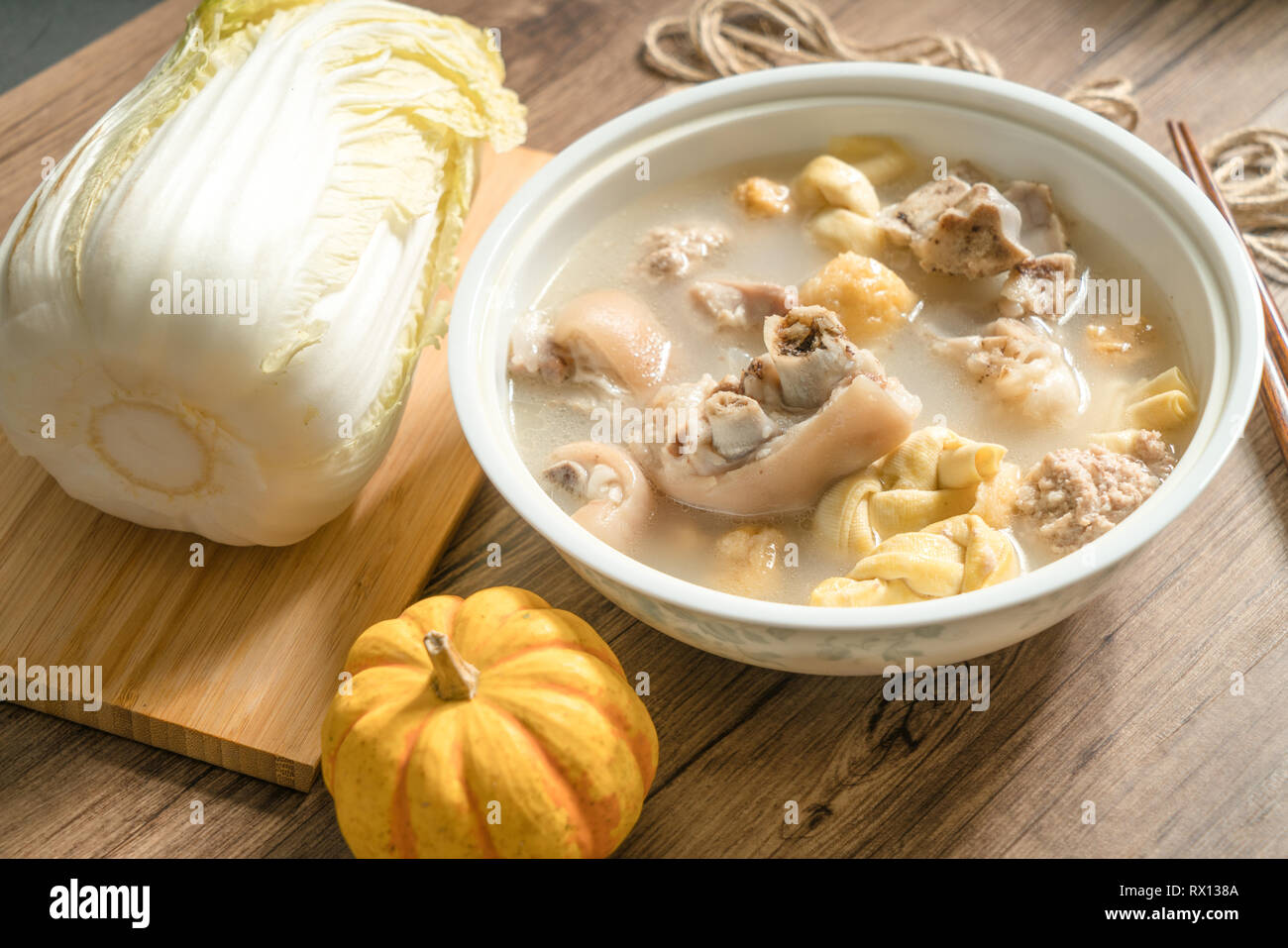 Trotter zuppa con sfondo di legno Foto Stock