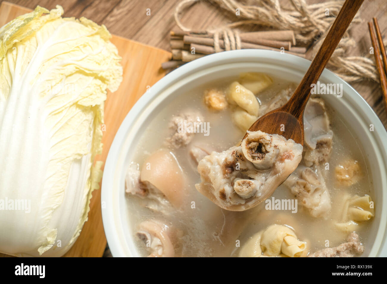 Trotter zuppa con sfondo di legno Foto Stock