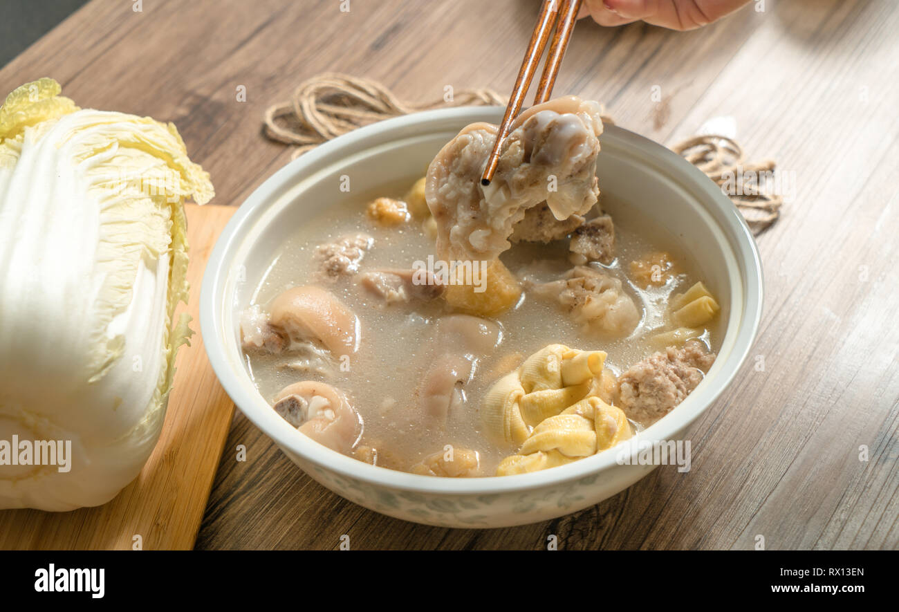 Trotter zuppa con sfondo di legno Foto Stock