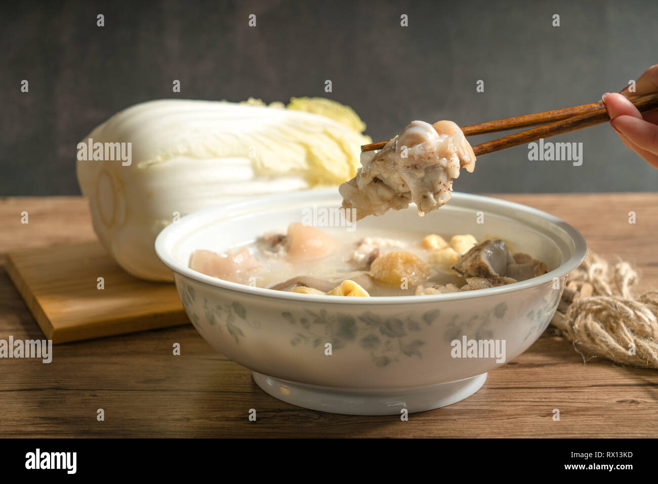 Trotter zuppa con sfondo di legno Foto Stock