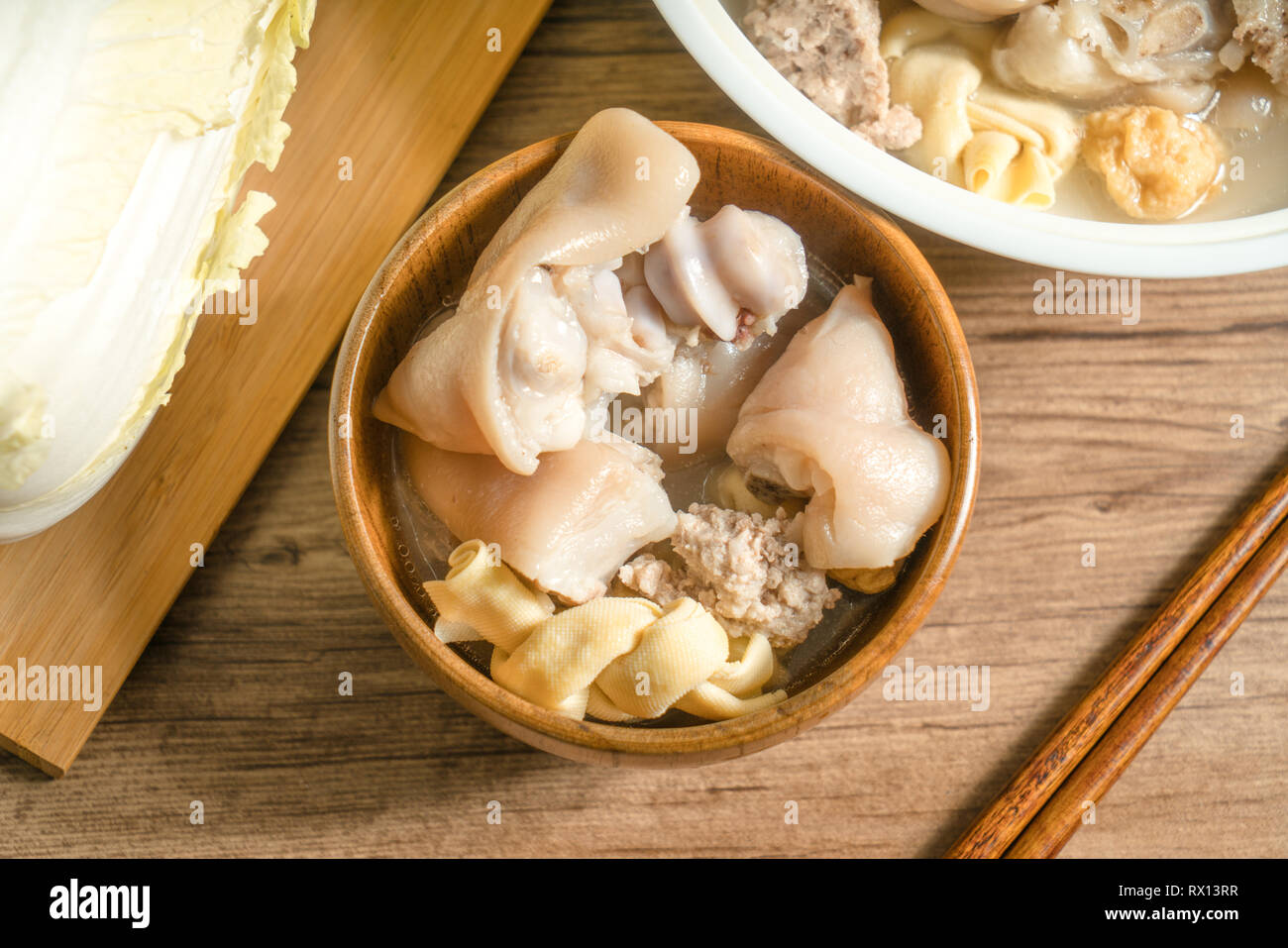 Trotter zuppa con sfondo di legno Foto Stock