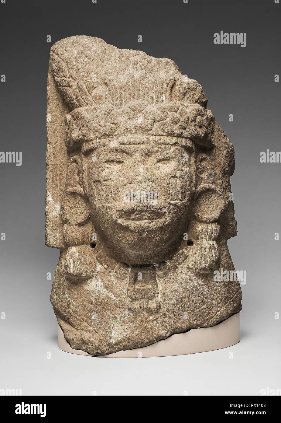 Testa di Xilonen, la dea dei giovani del mais. Aztec (Mexica); Tenochtitlan, Messico. Data: 1400-1500. Dimensioni: 32,4 × 20,3 × 12,1 cm (12 3/4 × 8 × 4 3/4 in.). Basalto. Origine: Tenochtitlan. Museo: Chicago Art Institute. Foto Stock