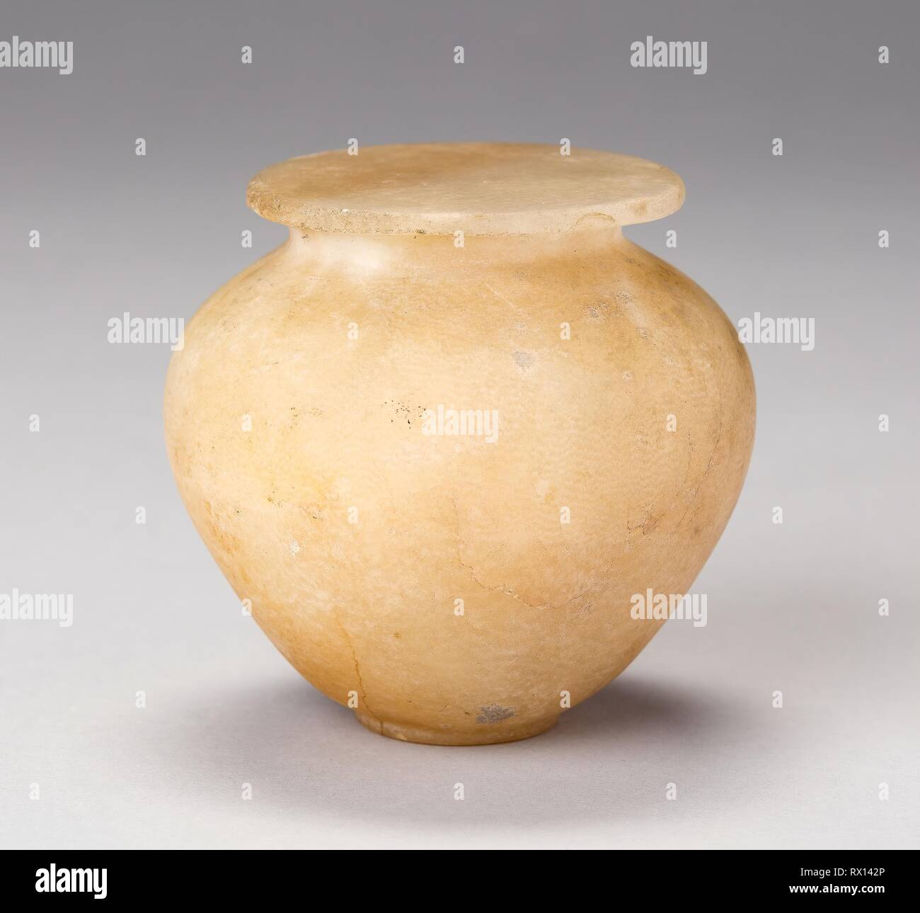 Vaso. Egiziano. Data: 2613 BC-2181 BC. Dimensioni: 1892.14a-b un (JAR): 6,35 × 7,39 × 7,31 cm (2,57 × 2,91 × 2,88 in) b (coperchio): .07 × 5,35 × 5,35 cm (.29 × 2,11 × 2,11 in). Calcite. Provenienza: Egitto. Museo: Chicago Art Institute. Autore: antica egiziana. Foto Stock