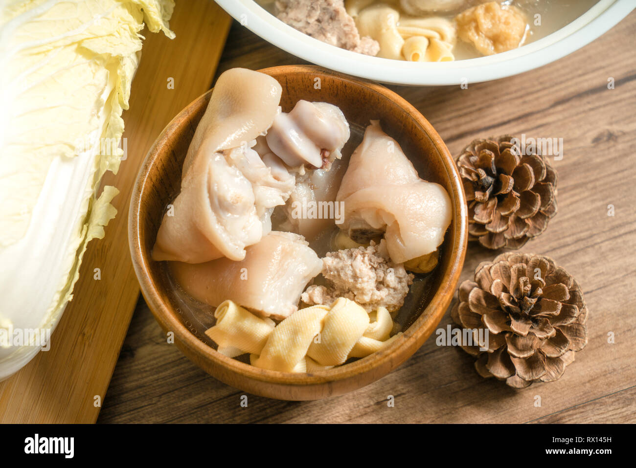 Trotter zuppa con sfondo di legno Foto Stock