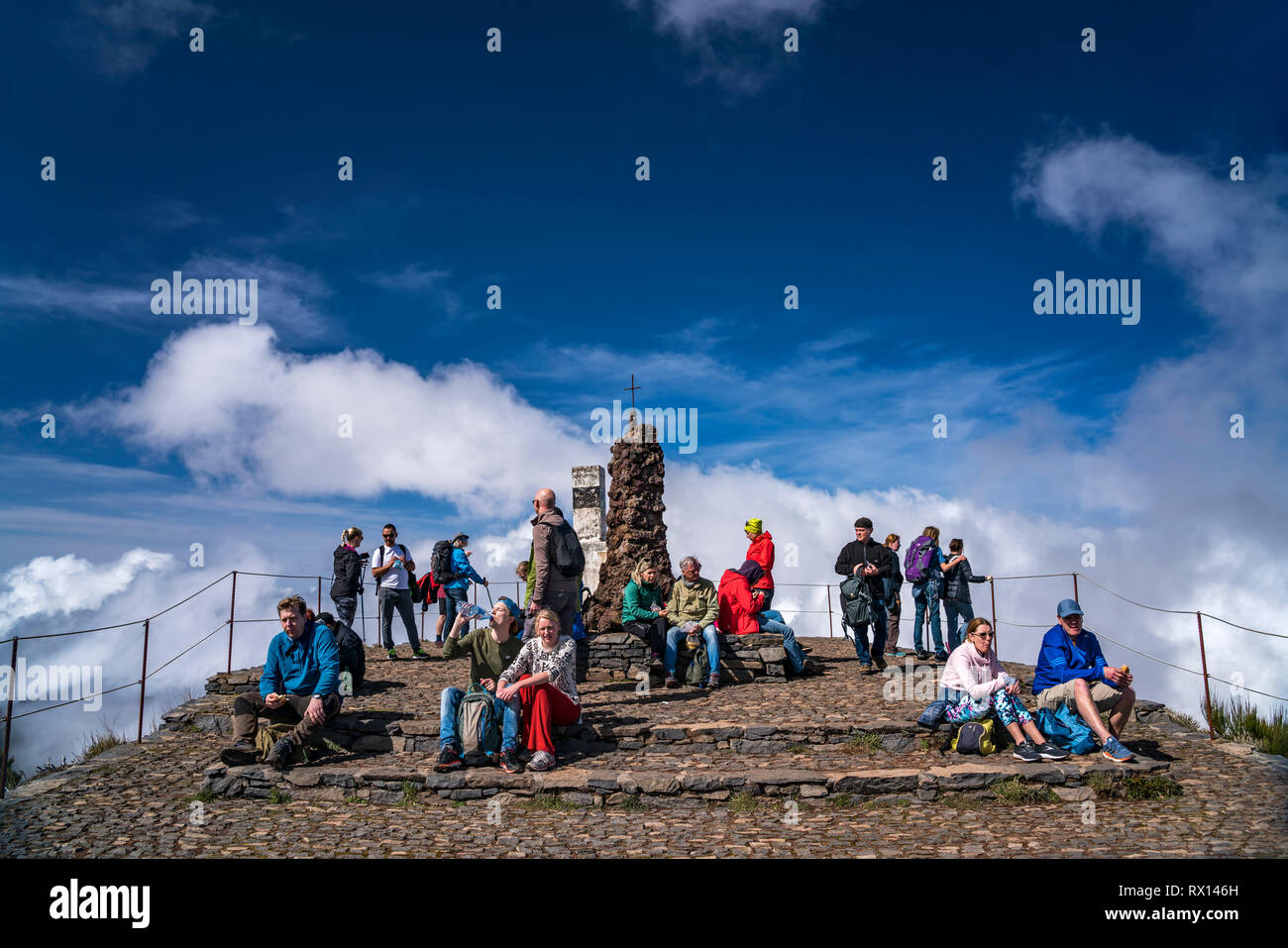 Wanderer auf dem Gipfel von Madeiras höchstem Berg Pico Ruivo, Madeira, Portogallo, Europa | escursionista sul vertice di Madeira il più alto picco Ru Pico Foto Stock