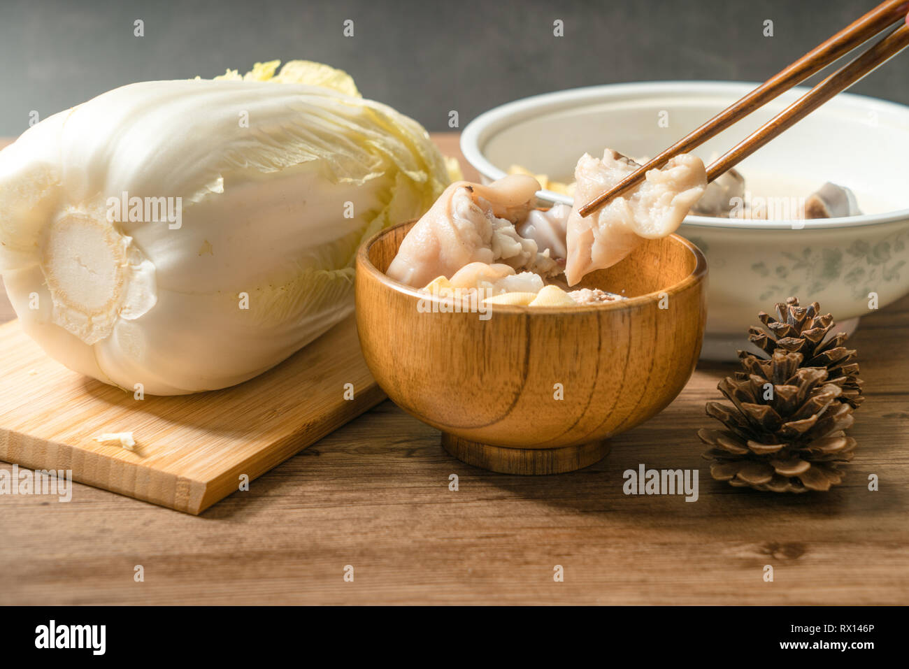 Trotter zuppa con sfondo di legno Foto Stock