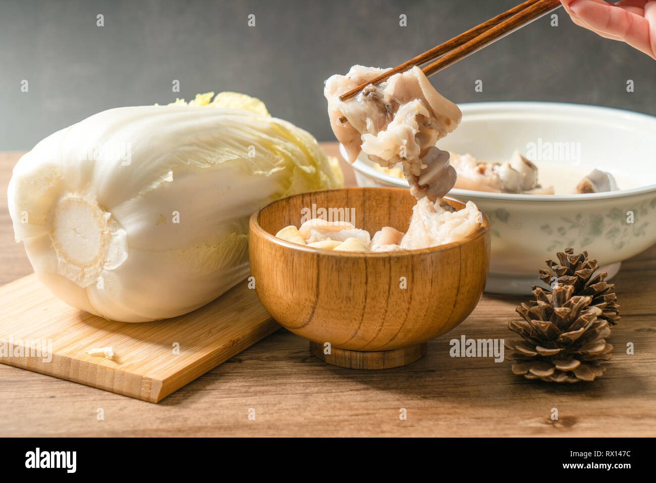 Trotter zuppa con sfondo di legno Foto Stock