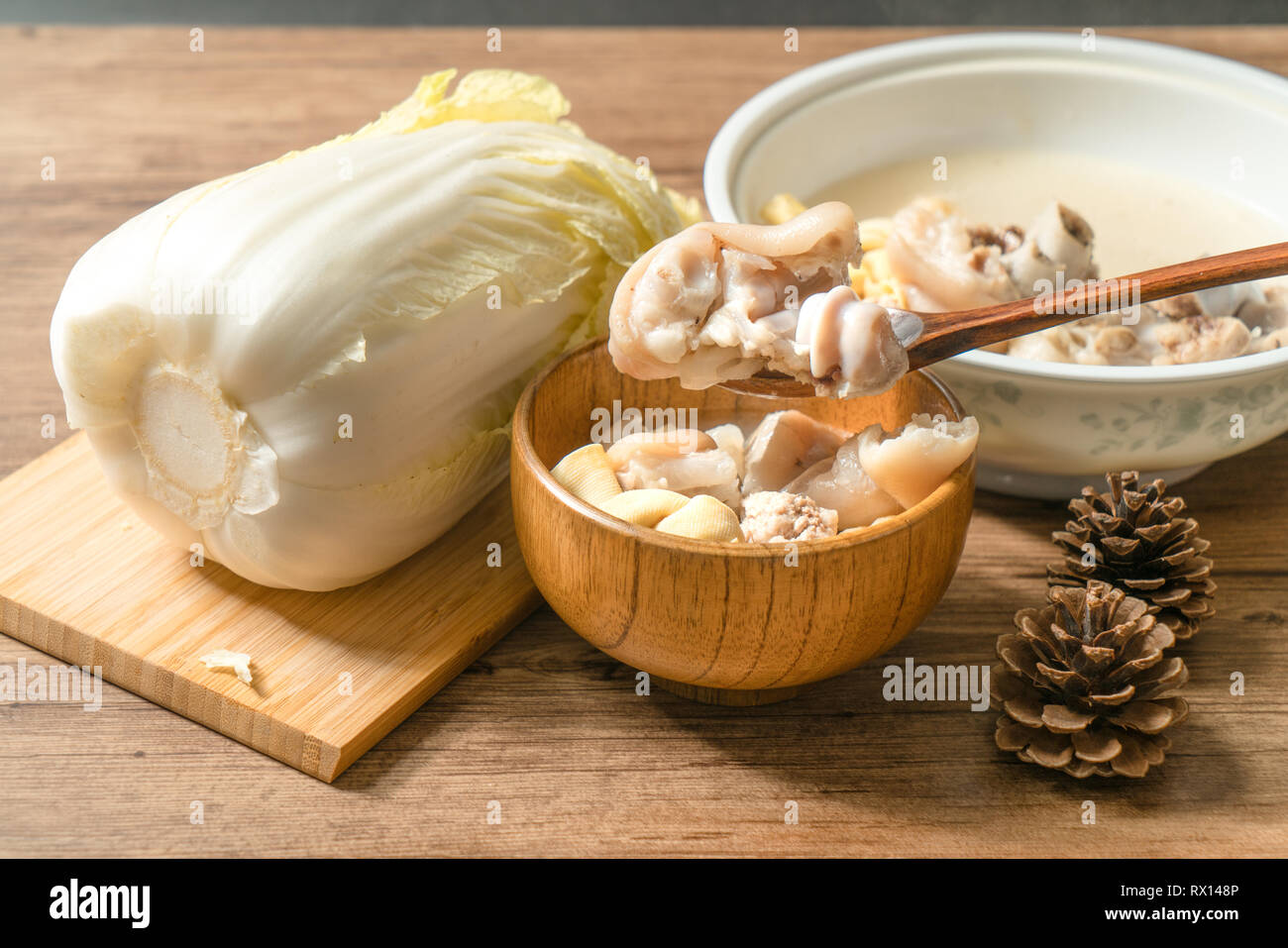 Trotter zuppa con sfondo di legno Foto Stock