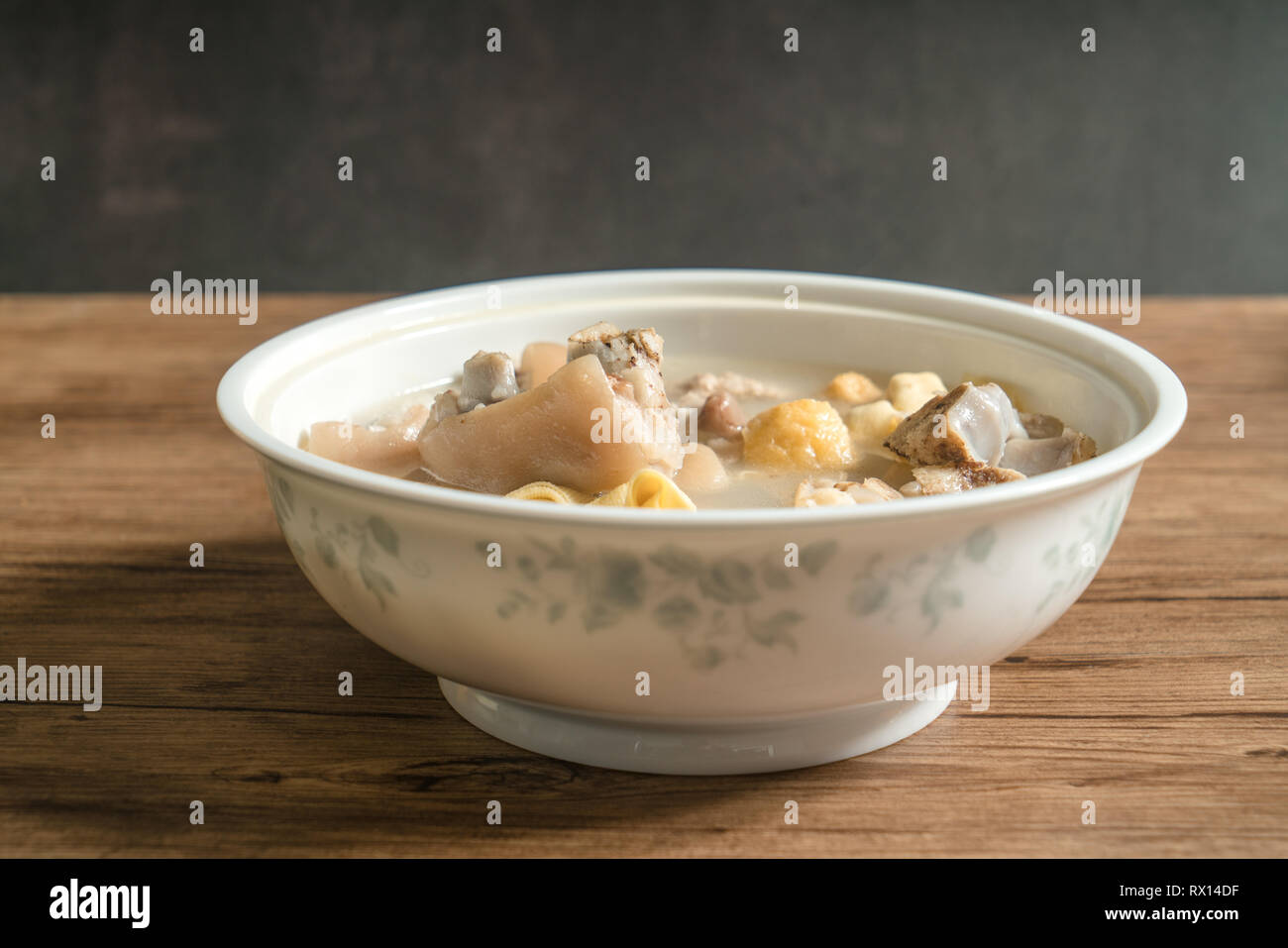 Trotter zuppa con sfondo di legno Foto Stock