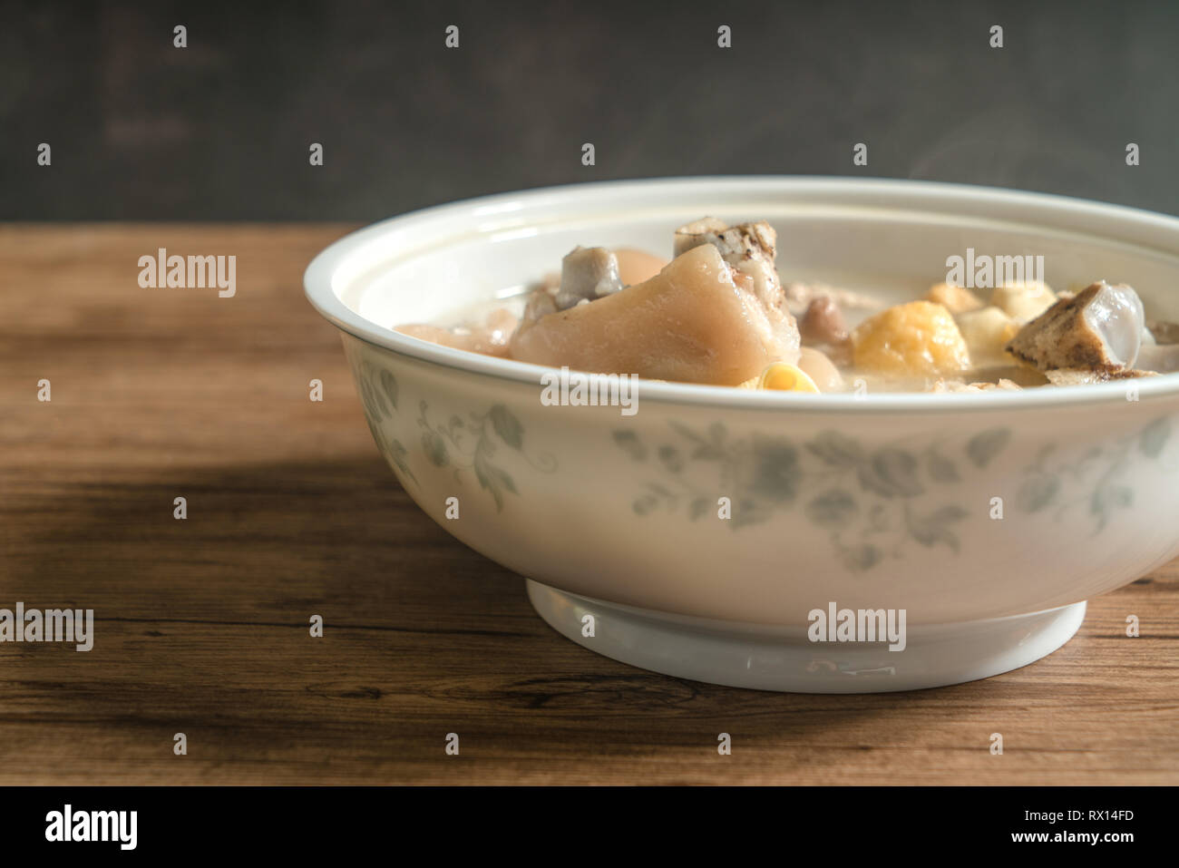 Trotter zuppa con sfondo di legno Foto Stock