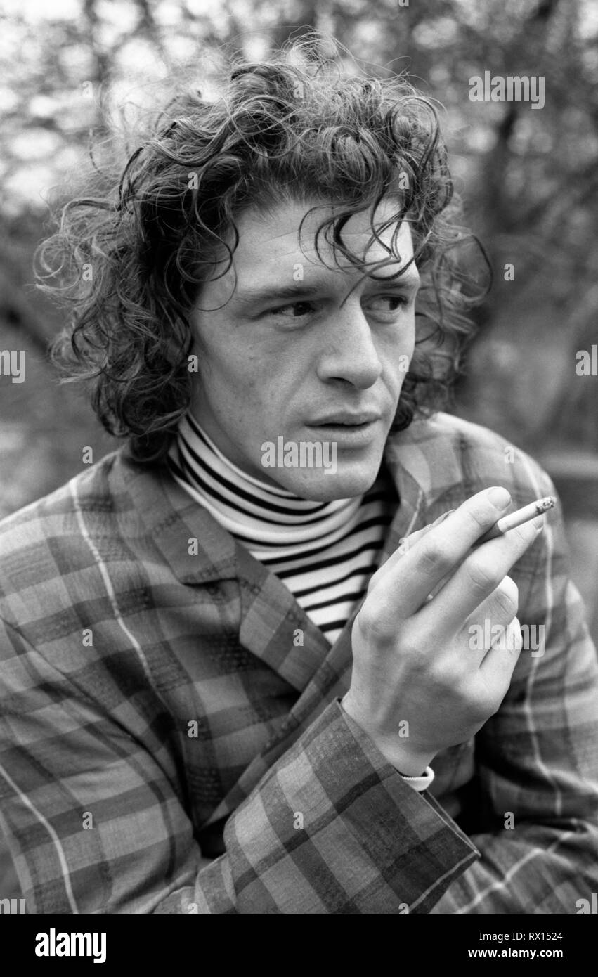 Marco Pierre White, chef, su Wandsworth Common di fronte al ristorante Harveys, dove ha fatto il suo nome e ha vinto due stelle Michelins, Londra, Inghilterra, Regno Unito 1987 Foto Stock