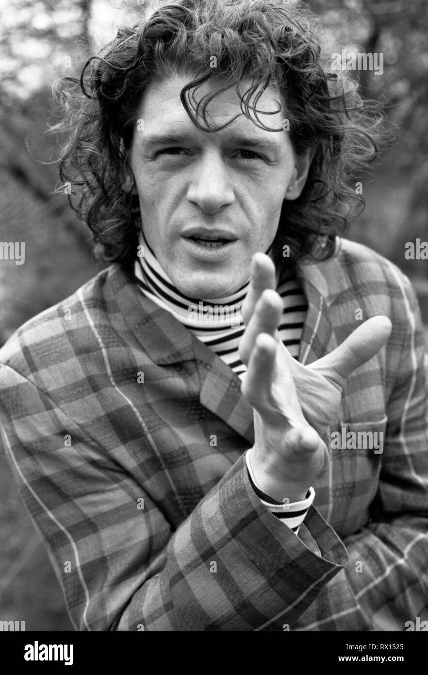 Marco Pierre White, chef, su Wandsworth Common di fronte al ristorante Harveys, dove ha fatto il suo nome e ha vinto due stelle Michelins, Londra, Inghilterra, Regno Unito 1987 Foto Stock