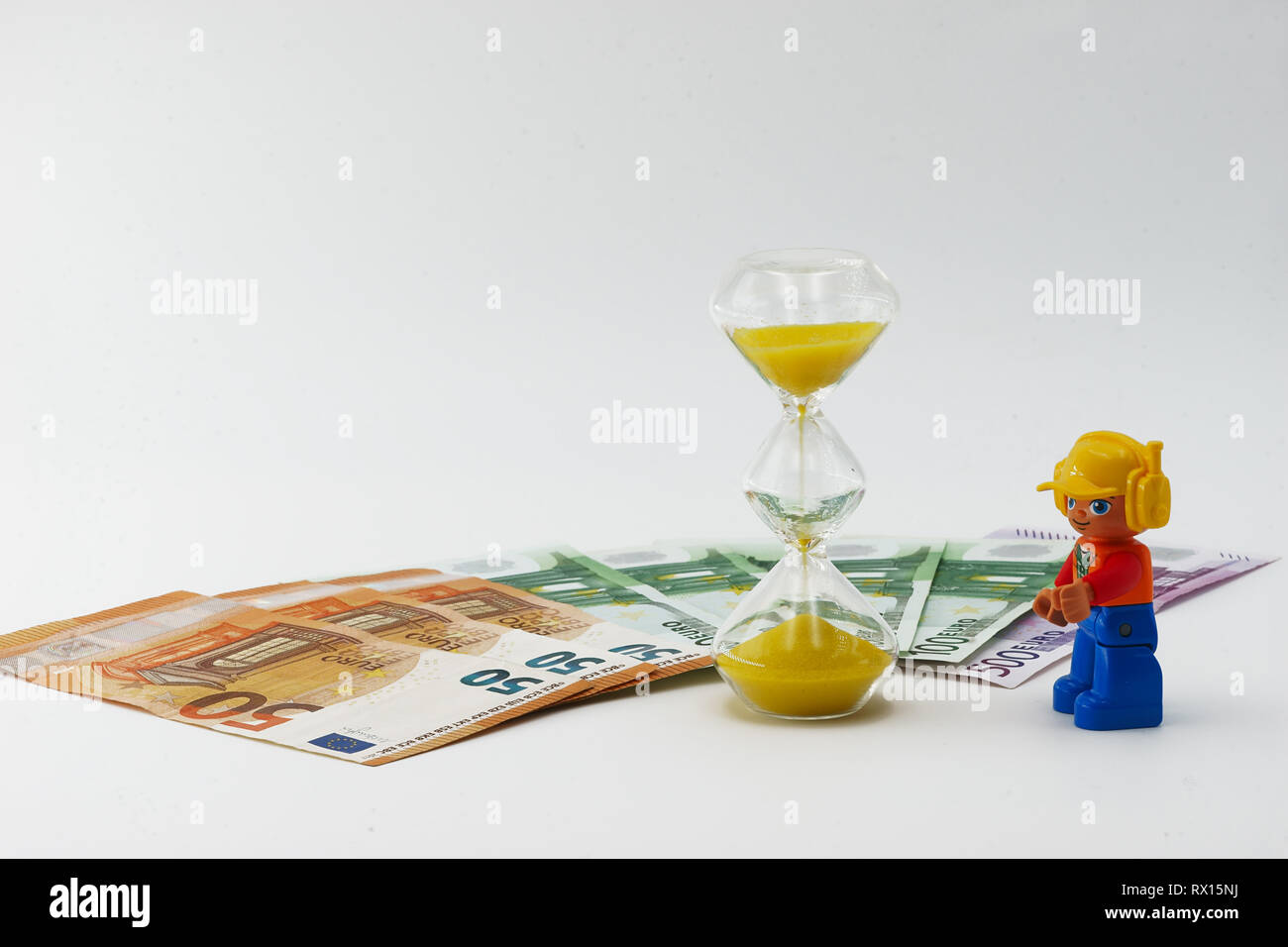Lego figure, denaro e Clessidra - omini LEGO, banconote e clessidra Foto Stock