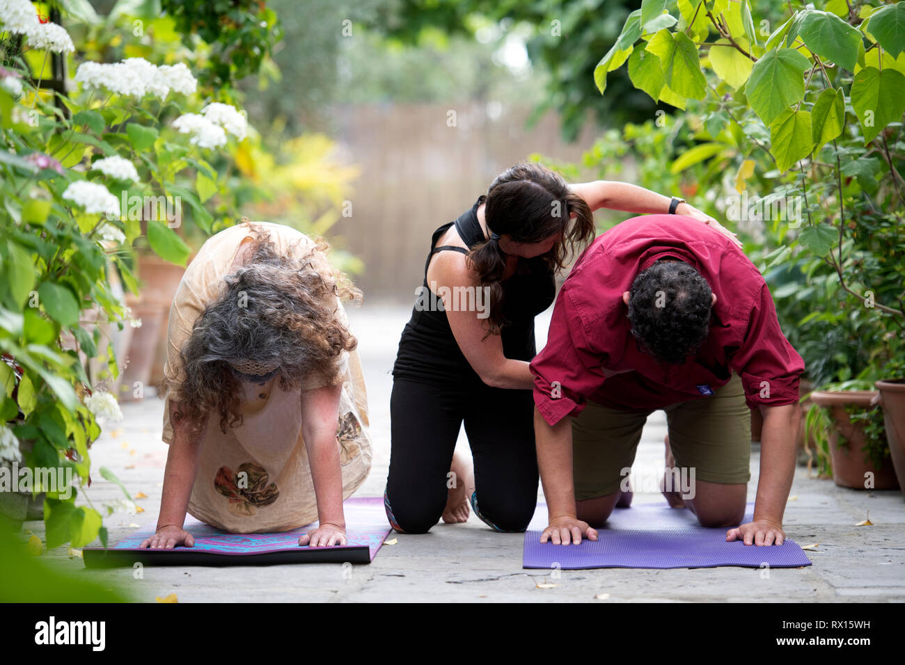 Una lezione di yoga in Glastonbury, Somerset REGNO UNITO Foto Stock