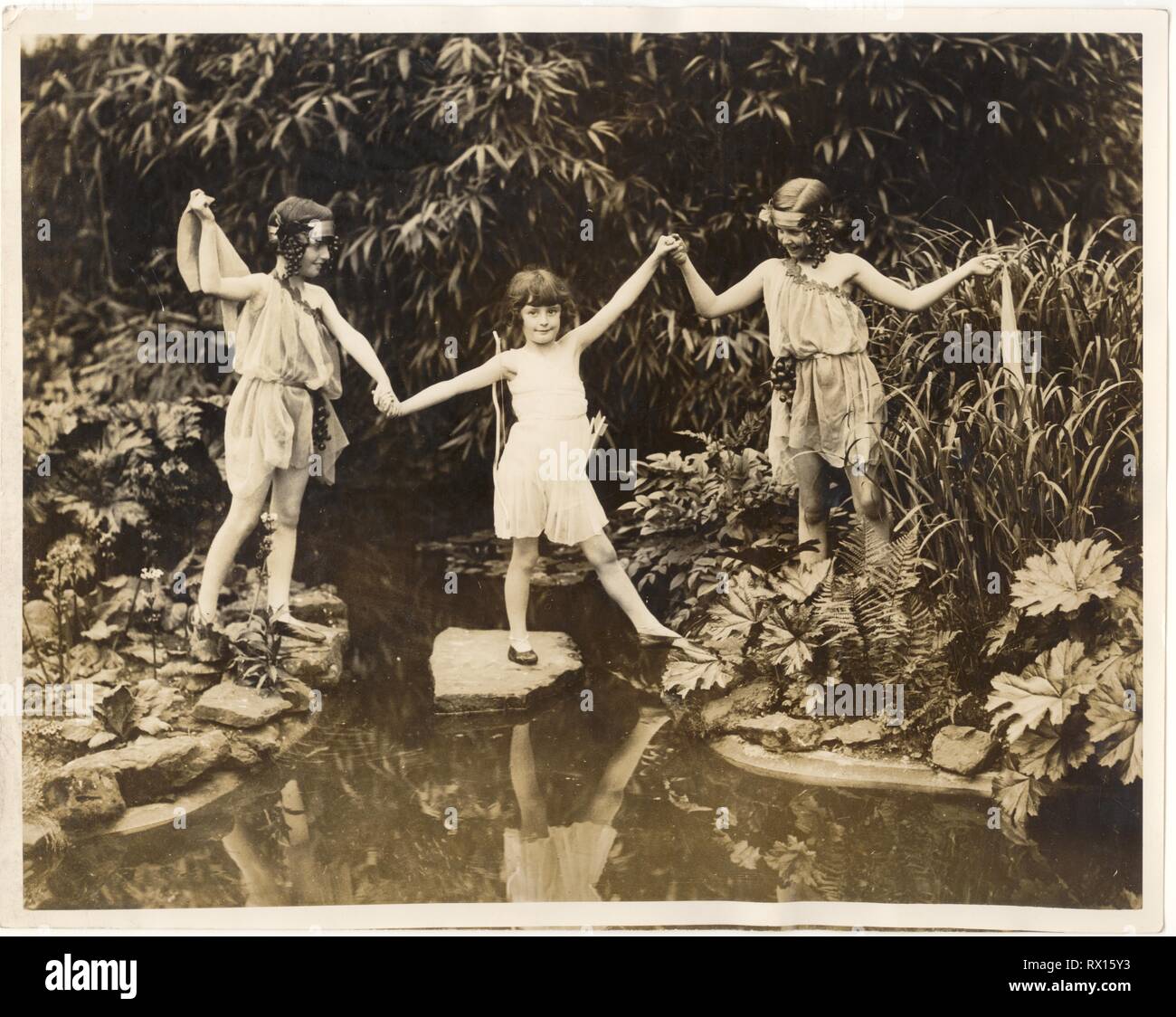 1920's fotografia di Lady Acland le figlie, Betty (LH), Molly (RH) e un altro bambino, da Billie Bristow coreografia di Stainer Dorice, Leslie Howard sorella, fuori in giardino, London, Regno Unito circa 1928 Foto Stock
