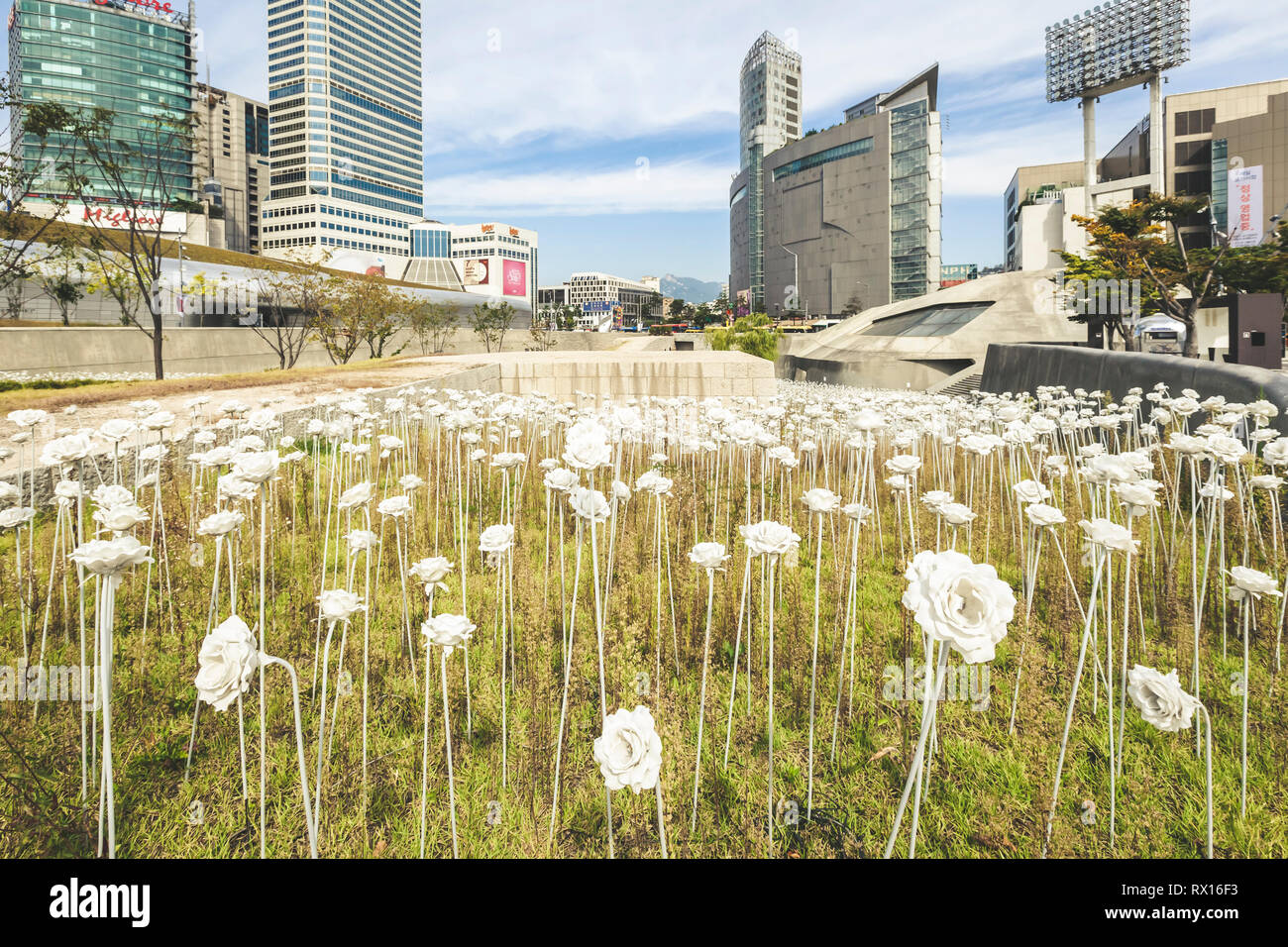 / Seoul COREA DEL SUD - Sep 24 2015: Design di Dongdaemun Plaza (DDP) iconico atipica architettura pubblica da Zaha Hadid Foto Stock