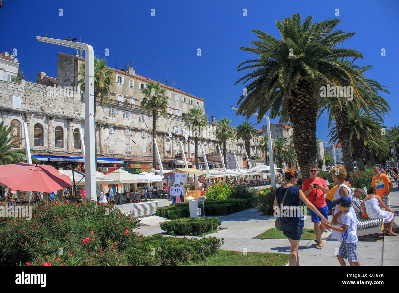 Split Riva promenade che include la facciata sud del Palazzo di Diocleziano. Split, Croazia Foto Stock