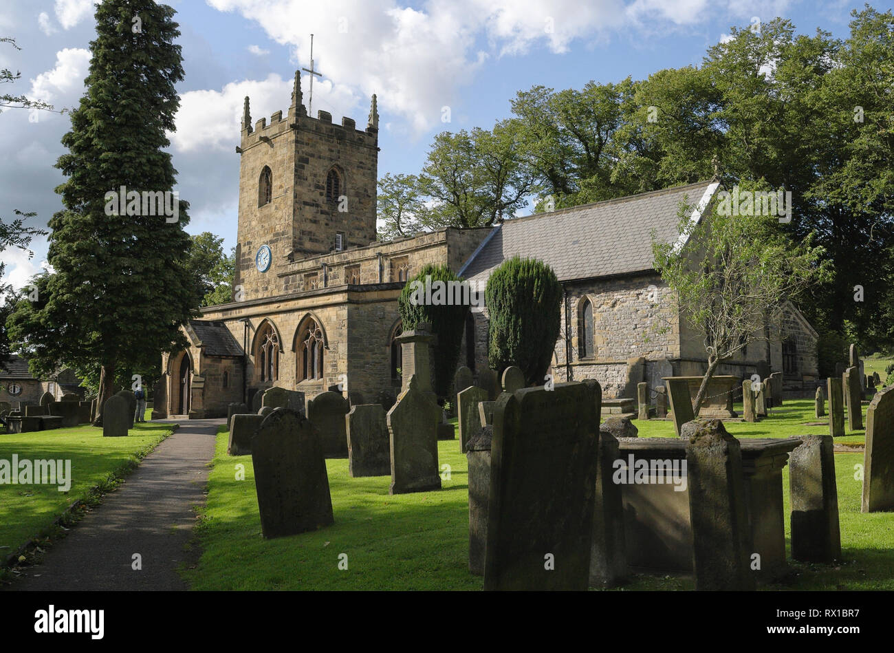 Rural Village Church of St Lawrence in Eyam Derbyshire, England UK Peak District National Park, English Village Church Grade II* Foto Stock