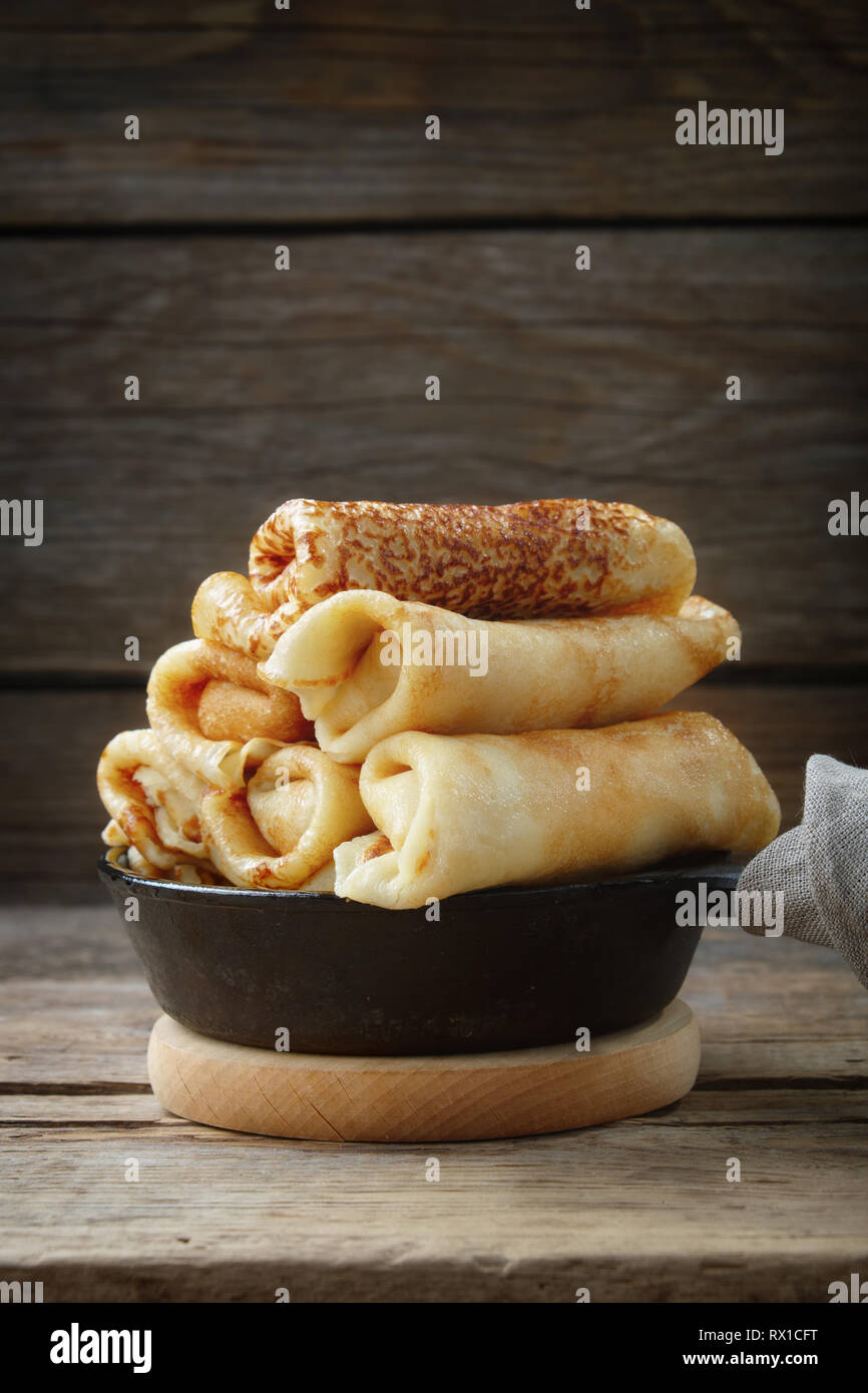 Padella di pane appena sfornato e pancakes. Copia spazio per il testo. Foto Stock