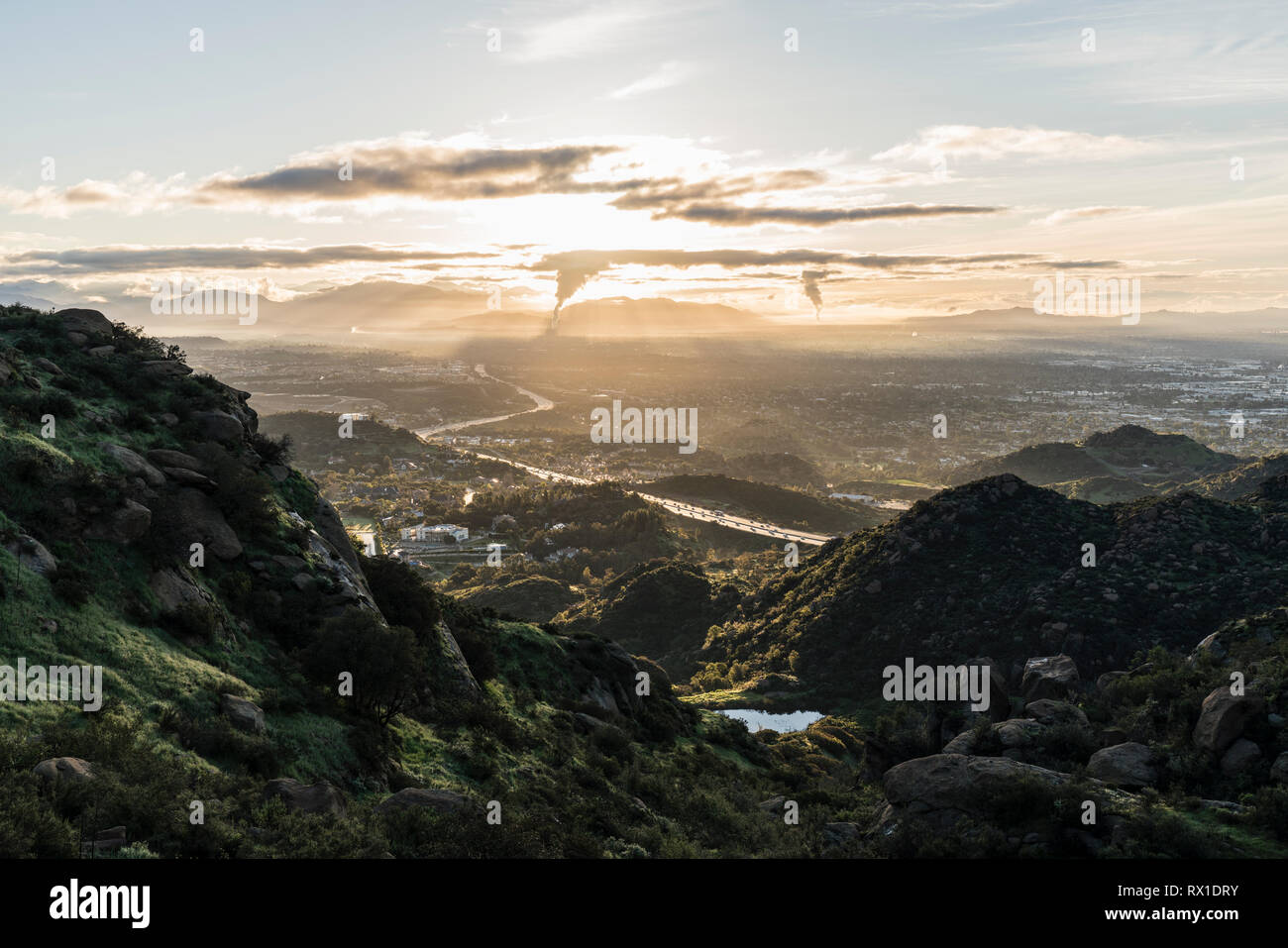 Mattina di primavera vista verso Porter Ranch dal picco roccioso Park sopra la valle di San Fernando in Los Angeles, California. Foto Stock
