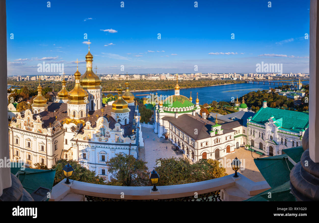 Vista panoramica di Kiev Pechersk Lavra, monastero ortodosso e fiume Dnepr. Kiev, Ucraina. Foto Stock