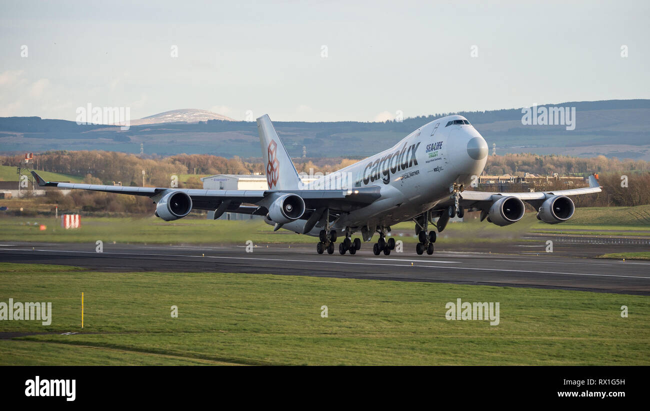 Prestwick, Regno Unito. Il 7 marzo 2019. Cargolux vernice speciale schema di balene beluga, Boeing 747-400F (Reg: LX-ECV) uscire Prestwick International Airport. Foto Stock