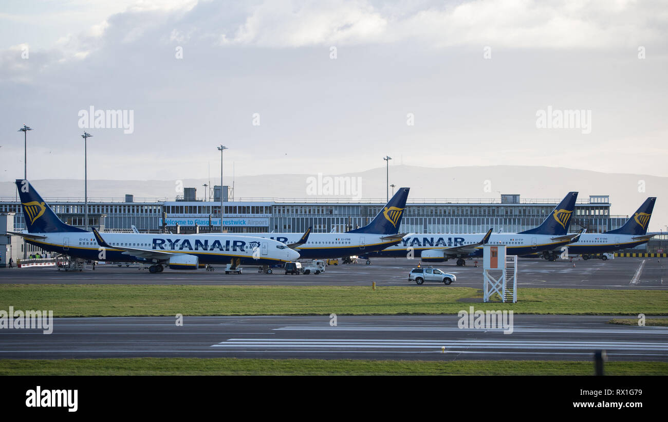 Prestwick, Regno Unito. Il 7 marzo 2019. Piani di Ryanair visto a Prestwick su una serata primaverile. Ryanair è un irlandese compagnia aerea low-cost fondata nel 1984, headquartere Foto Stock