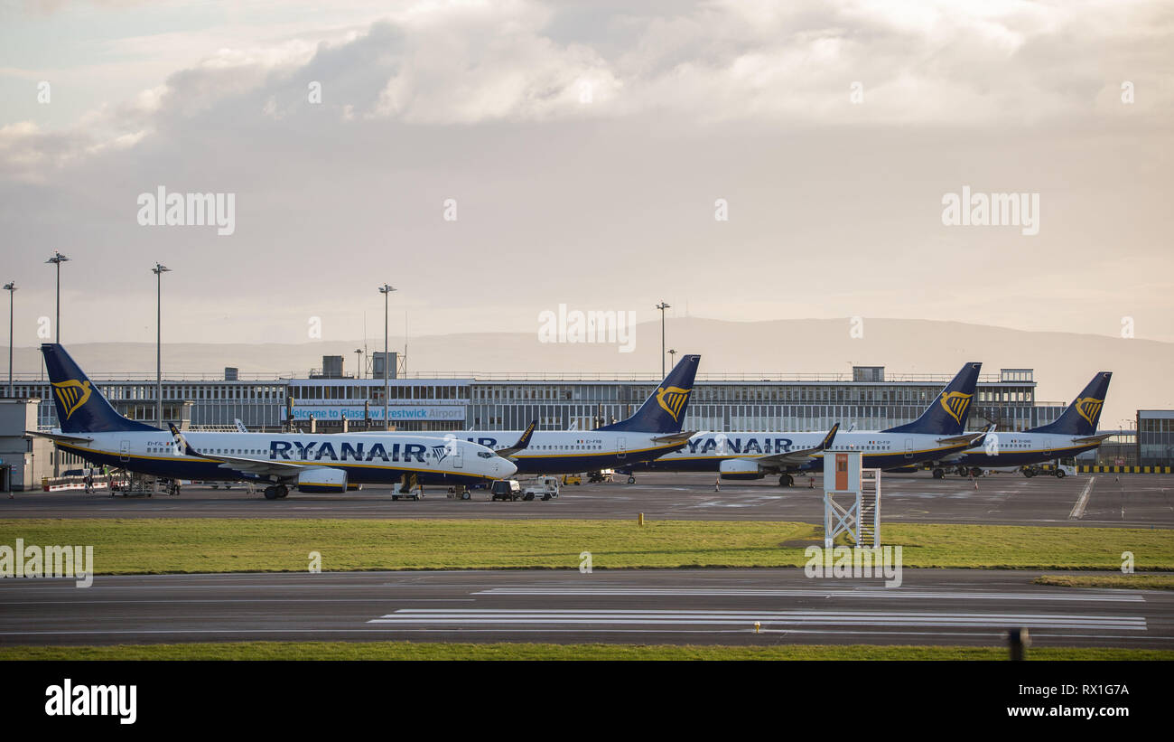 Prestwick, Regno Unito. Il 7 marzo 2019. Piani di Ryanair visto a Prestwick su una serata primaverile. Ryanair è un irlandese compagnia aerea low-cost fondata nel 1984, headquartere Foto Stock