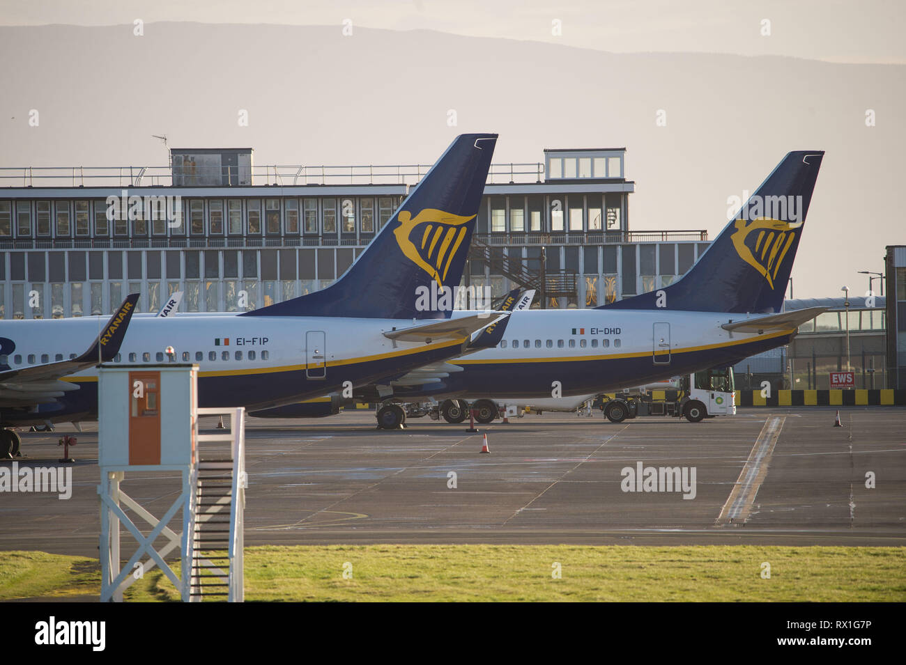 Prestwick, Regno Unito. Il 7 marzo 2019. Piani di Ryanair visto a Prestwick su una serata primaverile. Ryanair è un irlandese compagnia aerea low-cost fondata nel 1984, headquartere Foto Stock