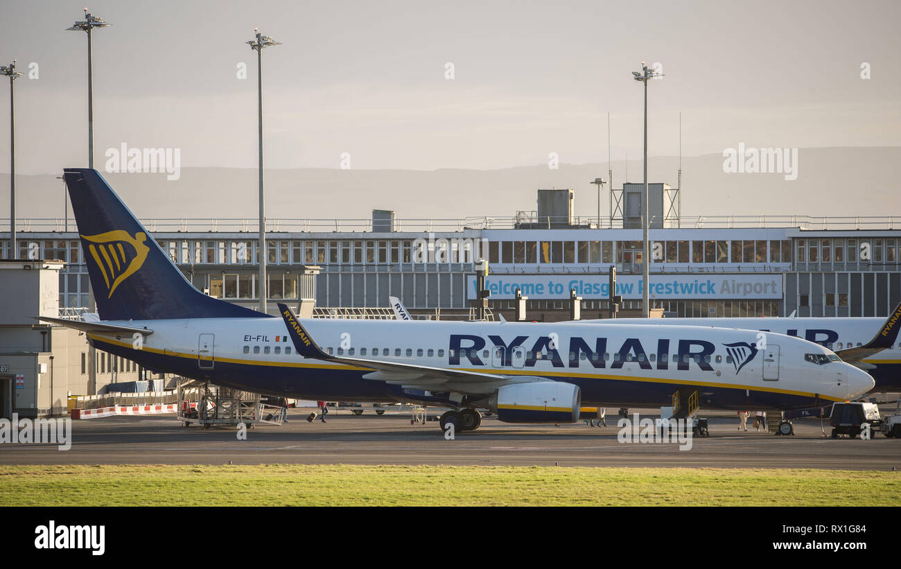 Prestwick, Regno Unito. Il 7 marzo 2019. Piani di Ryanair visto a Prestwick su una serata primaverile. Ryanair è un irlandese compagnia aerea low-cost fondata nel 1984, headquartere Foto Stock