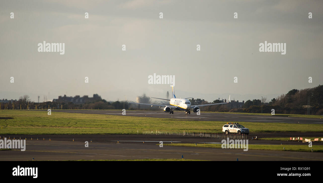 Prestwick, Regno Unito. Il 7 marzo 2019. Volo Ryanair Boeing 737-8come (Reg: EI-FIL) uscire Prestwick International Airport. Questo velivolo è una nuova generazione Foto Stock