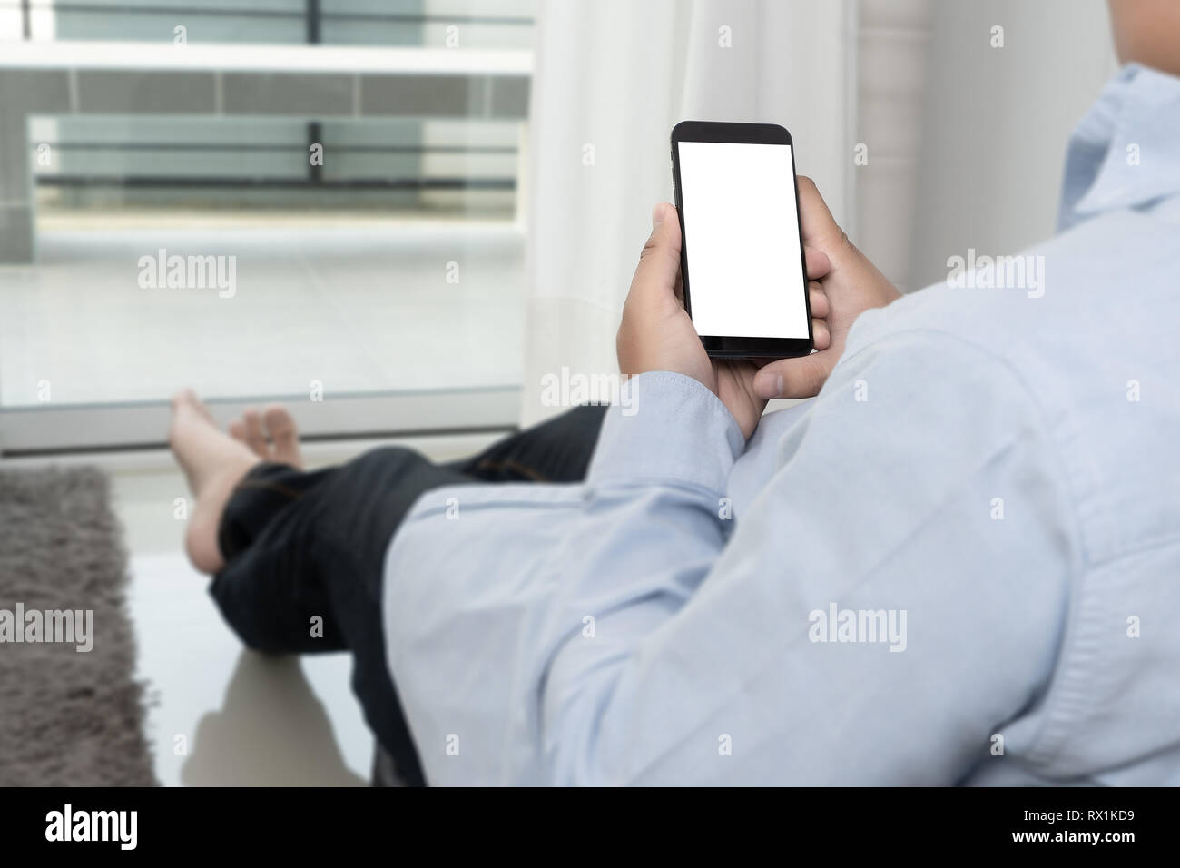 Man mano che tiene il nero lo schermo dello smartphone mockup Foto Stock