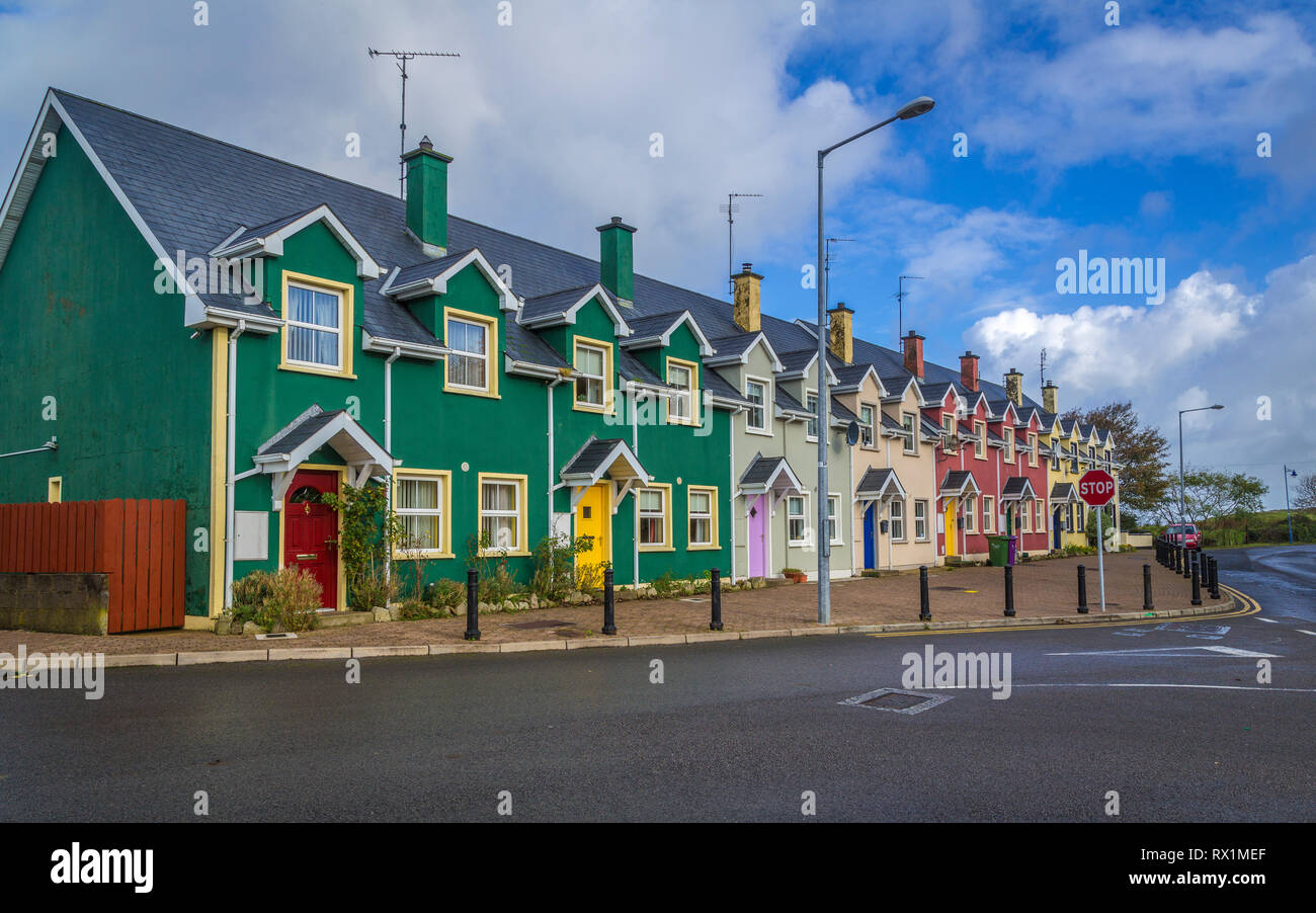 Colorato dunguaire cottages, Irlanda Foto Stock